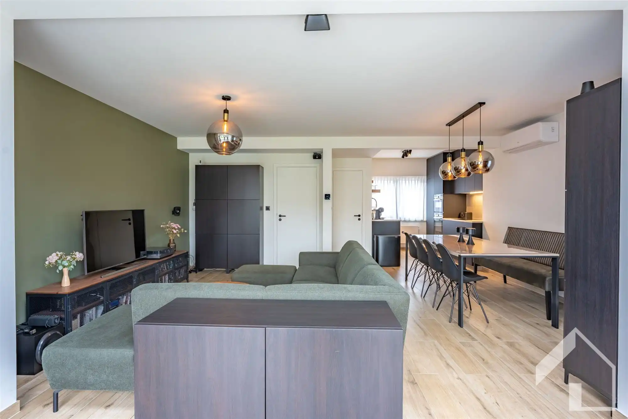 TOTAAL gerenoveerde halfopen bebouwing foto 5