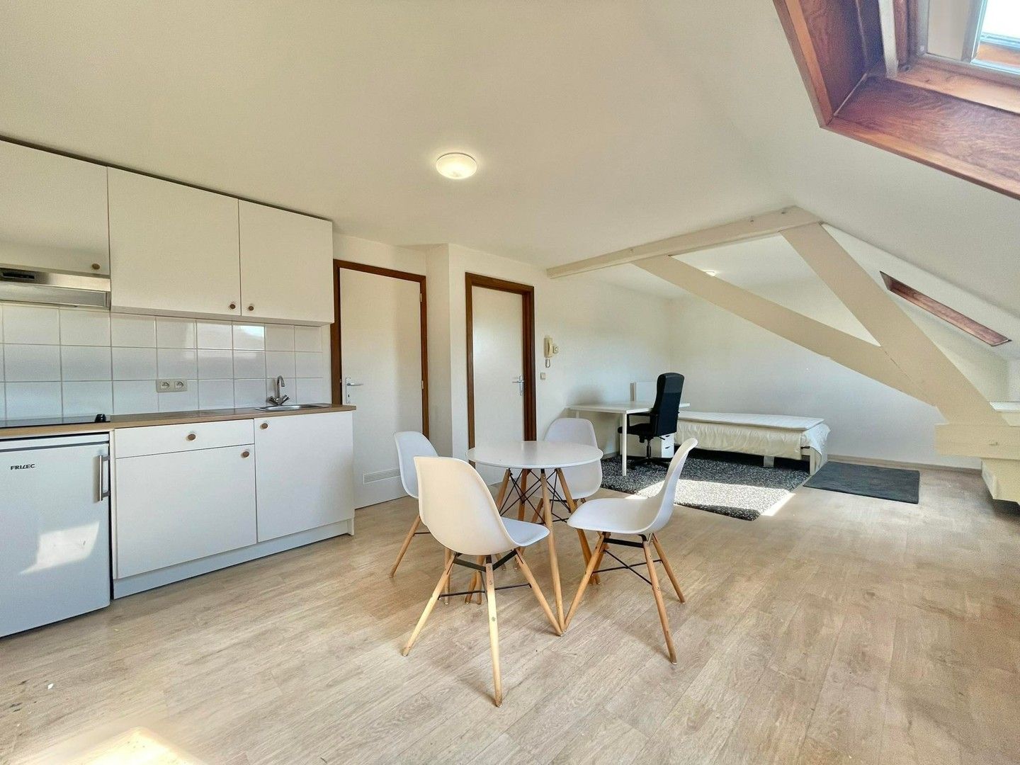 Studio in de dakverdieping met aparte badkamer foto 4