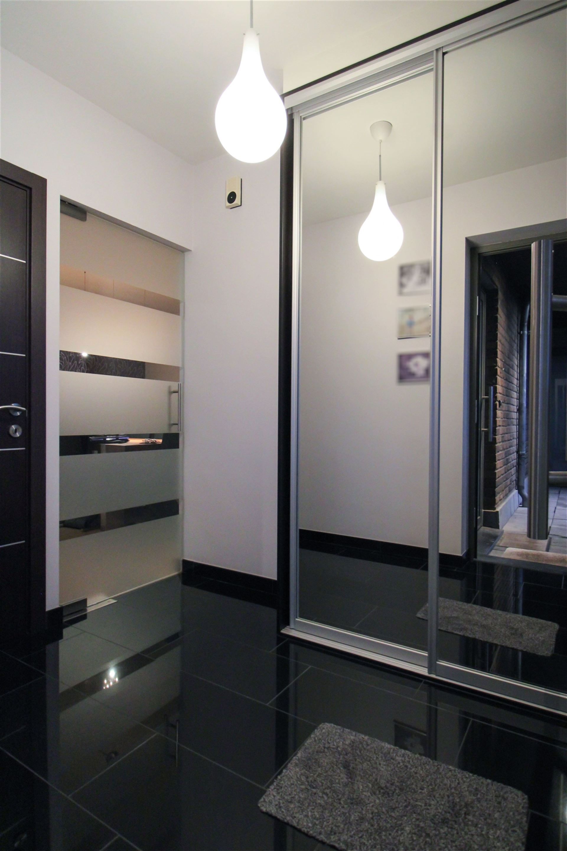 Instapklaar duplexappartement met terras, twee slaapkamers, twee parkeerplaatsen en ruime kelderberging te Maasmechelen! foto 2