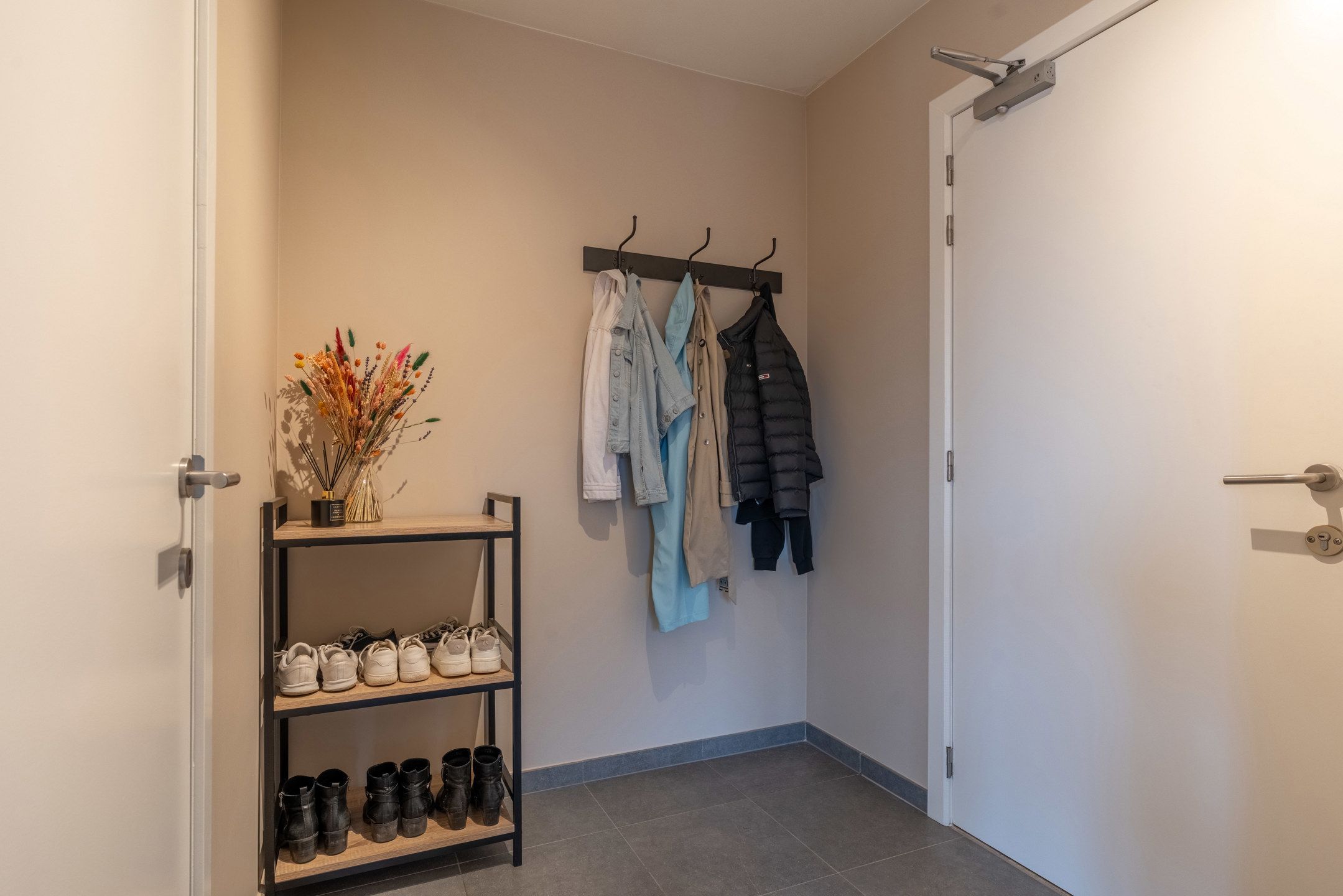 Gezellig 2-slaapkamer app met terras, berging en autostaanplaats. foto 19