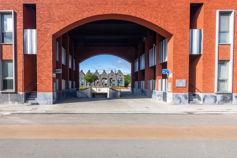 Rustig en toch centraal gelegen, instapklare,  halfopen woning met 4 slaapkamers, tuin en zeer ruime garage (energielabel B, elektriciteit goedgekeurd, zonnepanelen...) foto 4