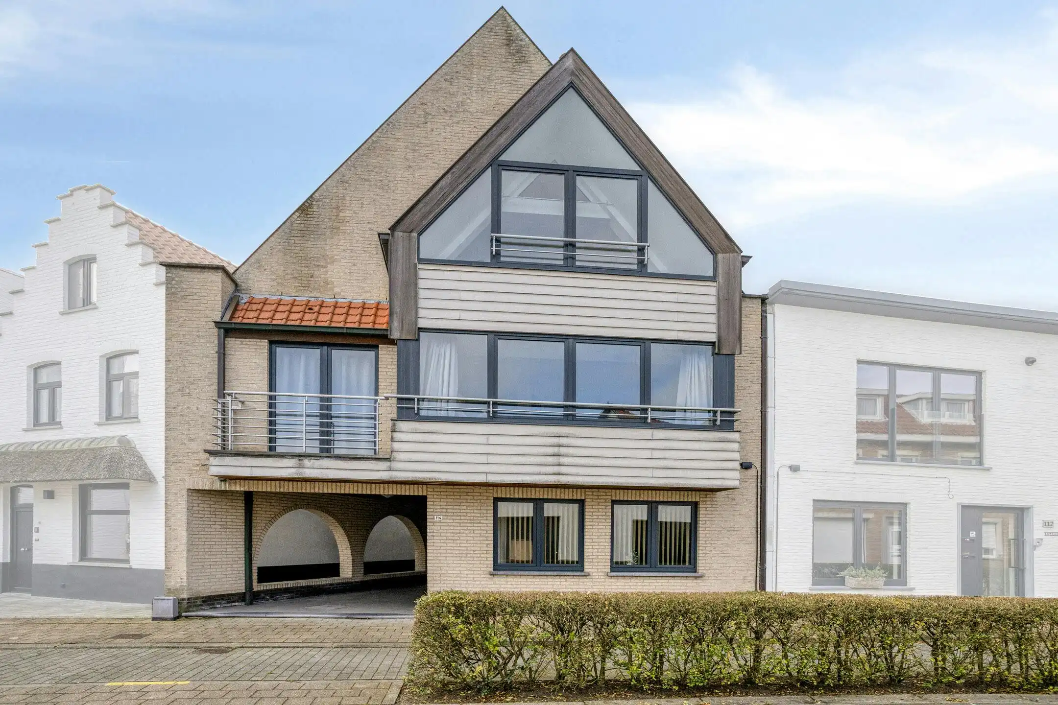 Opbrengsteigendom met 3 appartementen te koop centrum Knokke foto {{pictureIndex}}