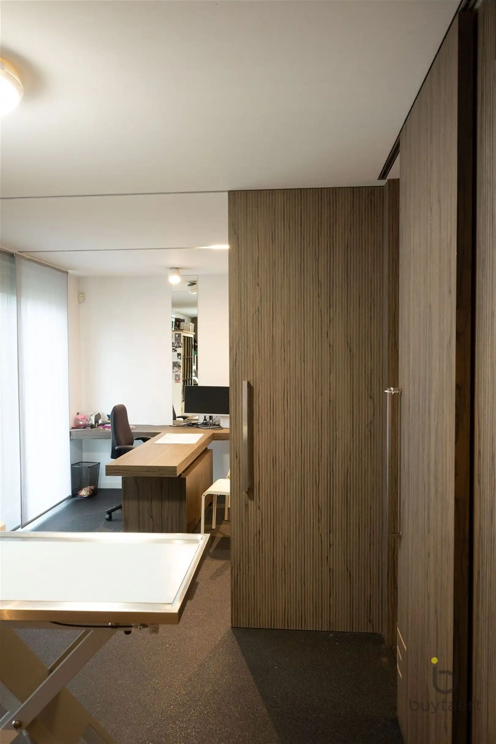 RUIME EN LICHTRIJKE PRAKTIJK IN GELIJKVLOERSAPPARTEMENT MET PRIVÉ-TUIN foto 12