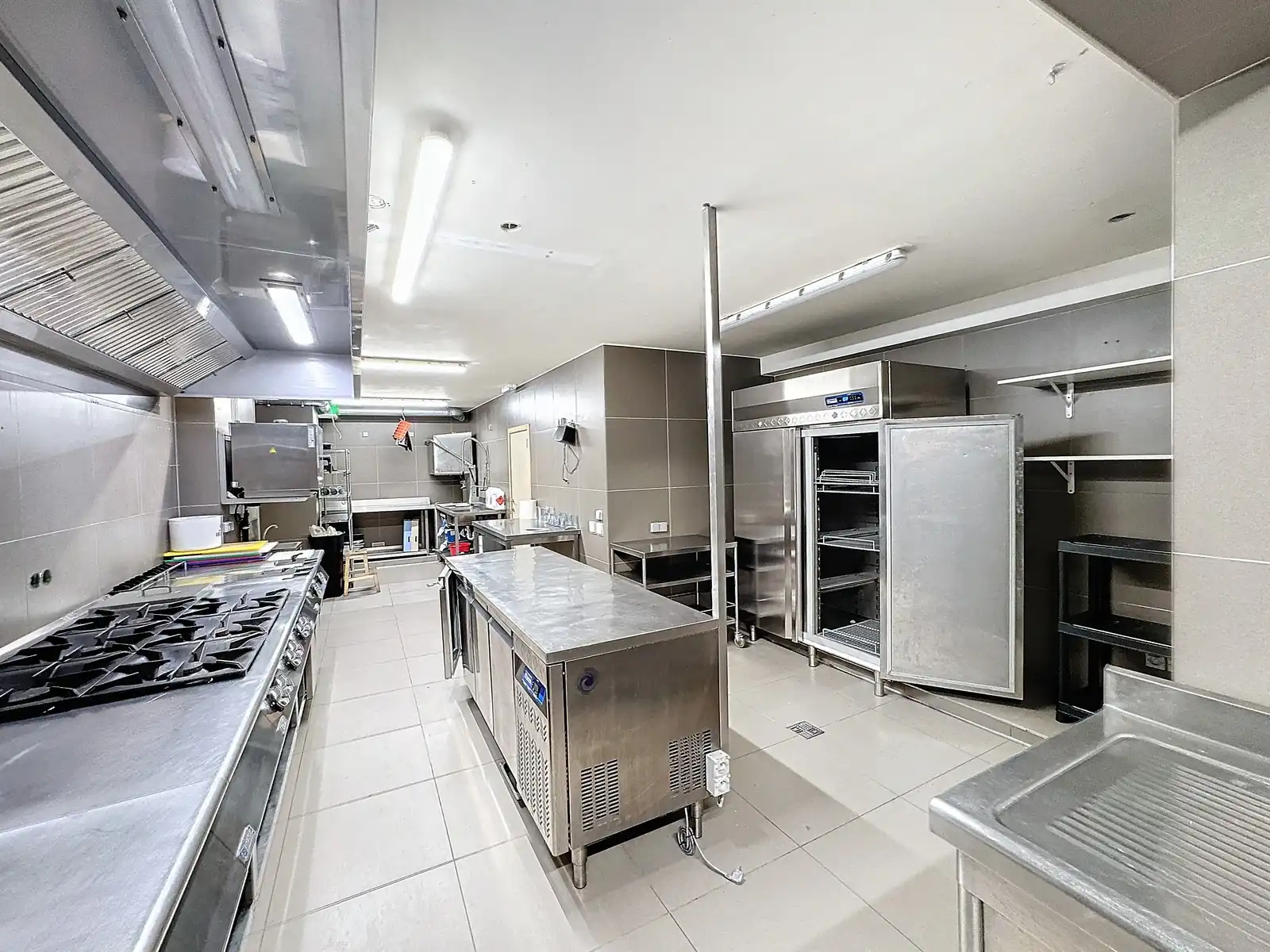 Uniek & exclusief aanbod: instapklaar (zo goed als nieuw) HORECAPAND (restaurant/brasserie), inclusief de VOLLEDIGE inboedel TE HUUR op de zeedijk te Zeebrugge! foto 19