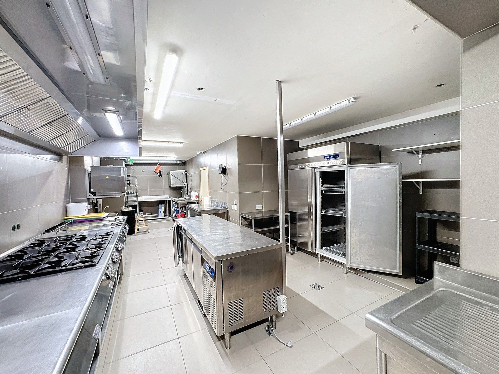 Uniek & exclusief aanbod: instapklaar (zo goed als nieuw) HORECAPAND (restaurant/brasserie), inclusief de VOLLEDIGE inboedel TE HUUR op de zeedijk te Zeebrugge! foto 19