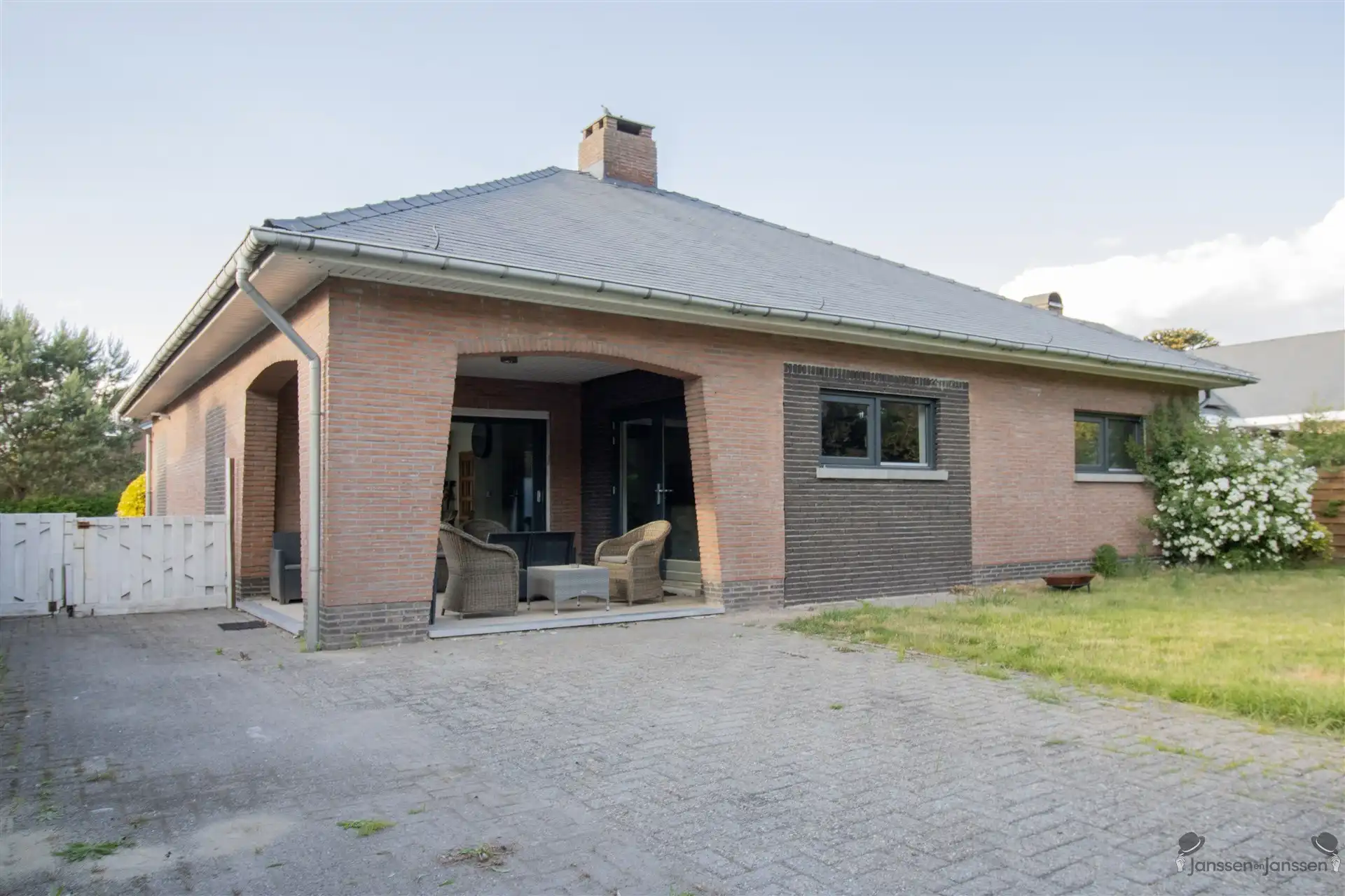 Gerenoveerde gelijkvloerswoning met 2 tot 3 slaapkamers op 760 m² foto 2