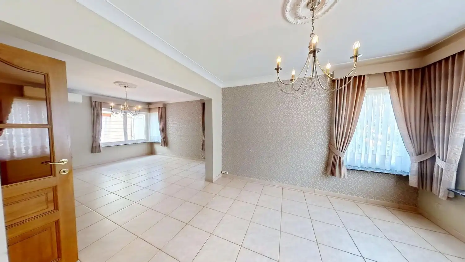 Ruime halfopen woning met garage te koop! foto 3