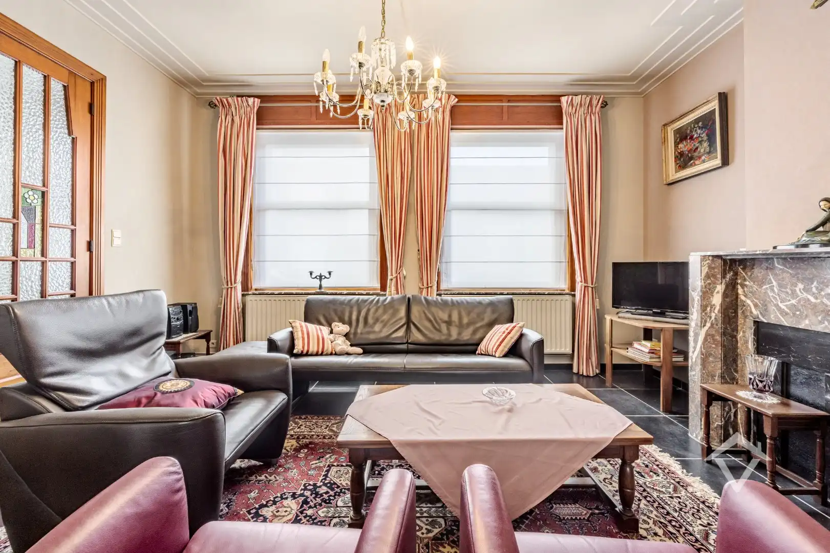 Ruime woning met bijgebouwen in Gistel: 5 Slaapkamers, 368m² Woonoppervlakte op een perceel van 1801m² foto 6