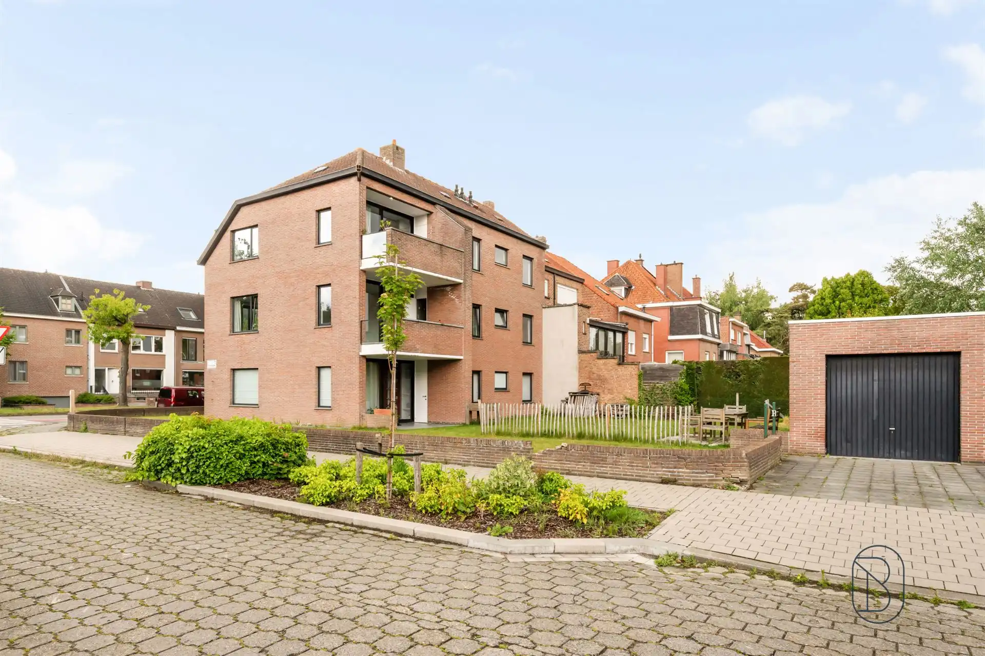 Topgelegen gelijkvloers appartement met 2 slk, tuin + aparte garagebox foto {{pictureIndex}}
