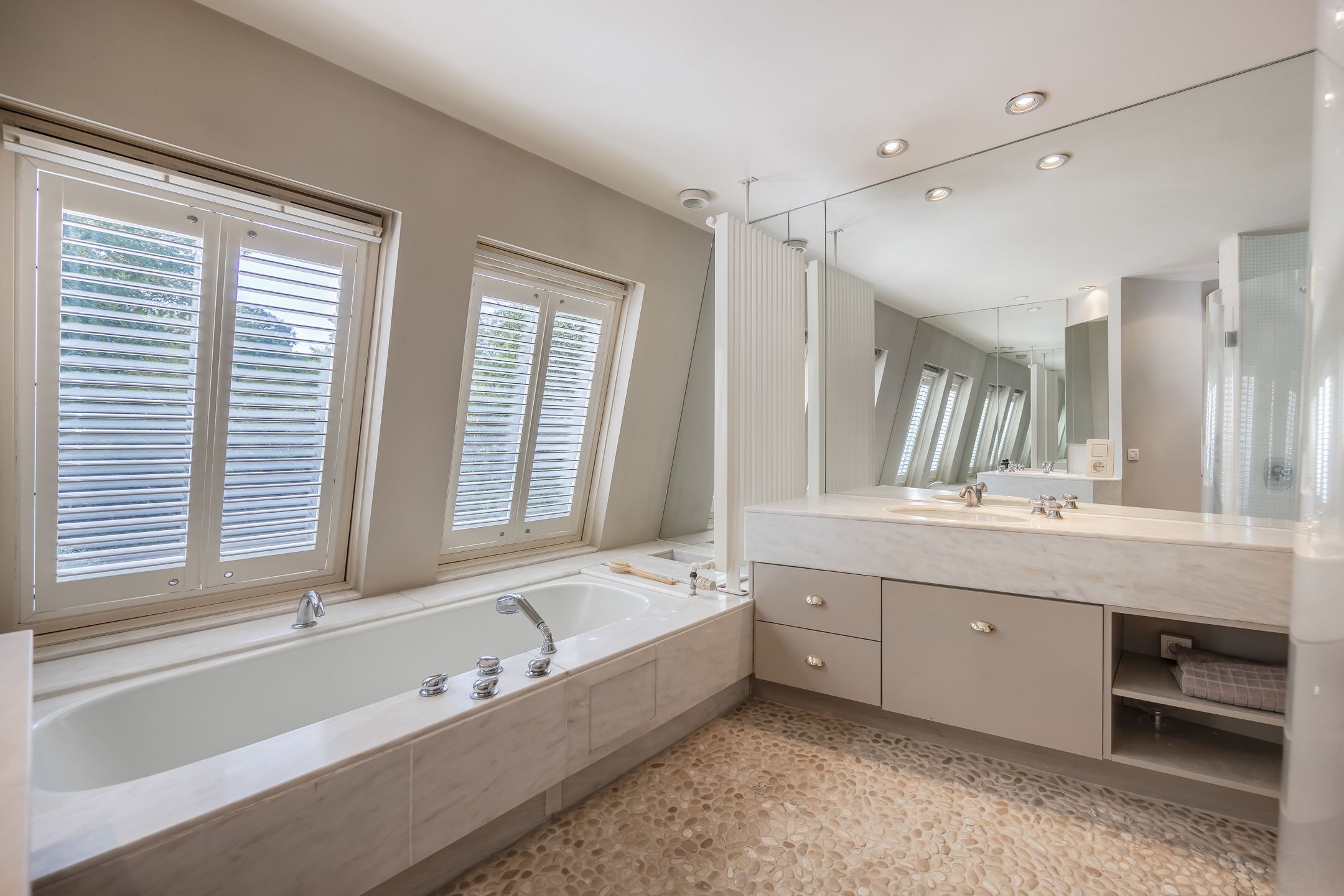 Karaktervolle villa op ca 1.780 m² met bijgebouw en garage foto 28