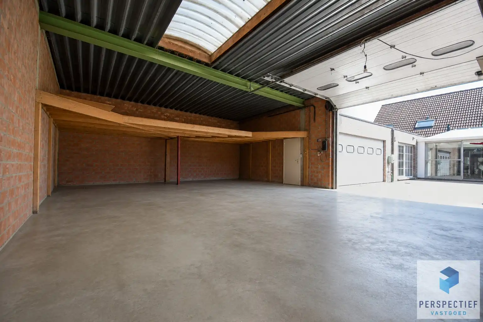 Unieke villa met dubbele garage en opslagplaats/ loods in rustige omgeving foto 3