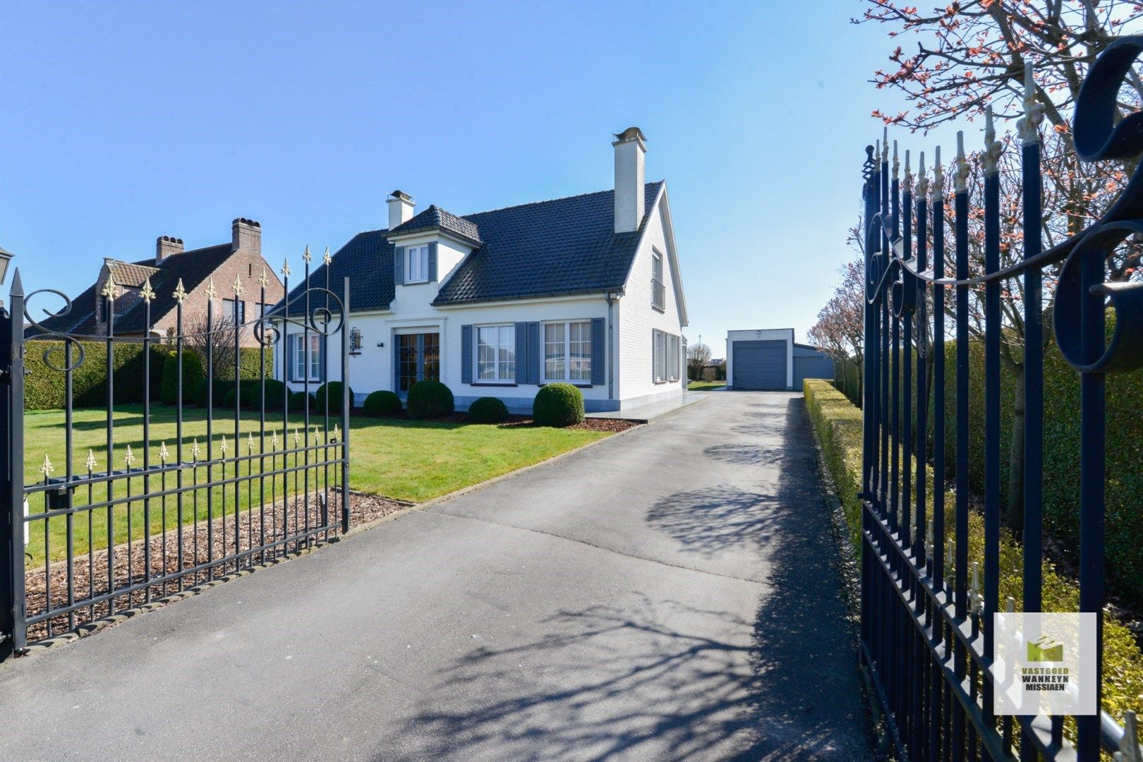 Hoofdfoto van de publicatie: Verzorgde villa met 4slpk, zuidgerichte tuin en garage op 1.360m2 aan de rand van de Lakebossen