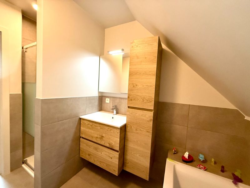 Recent duplex appartement met 2 slaapkamers en terras foto 18