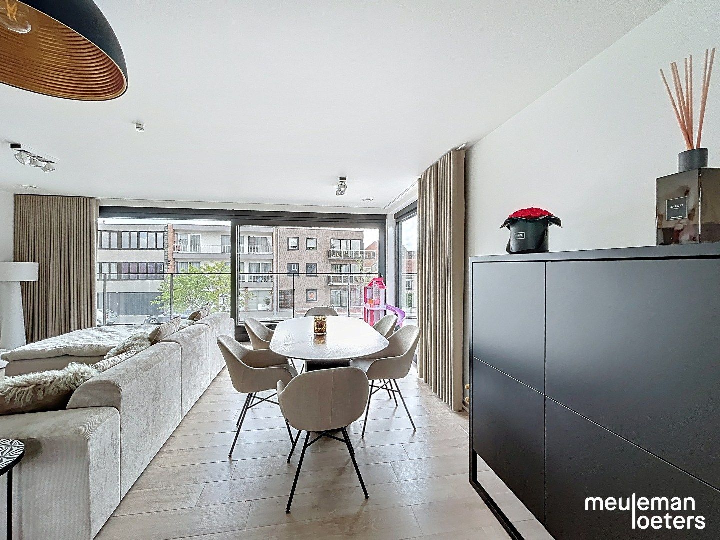 Prachtig afgewerkte woning met garage foto 5