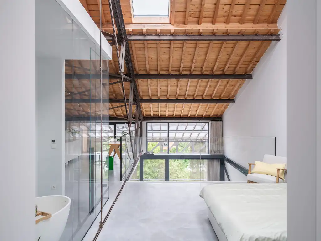Luxueus en tijdloos – Exceptionele loft met 2 slaapkamers, aparte bureauruimte en ruim terras in een beschermd gebouw met een rijke industriële voorgeschiedenis. foto 13