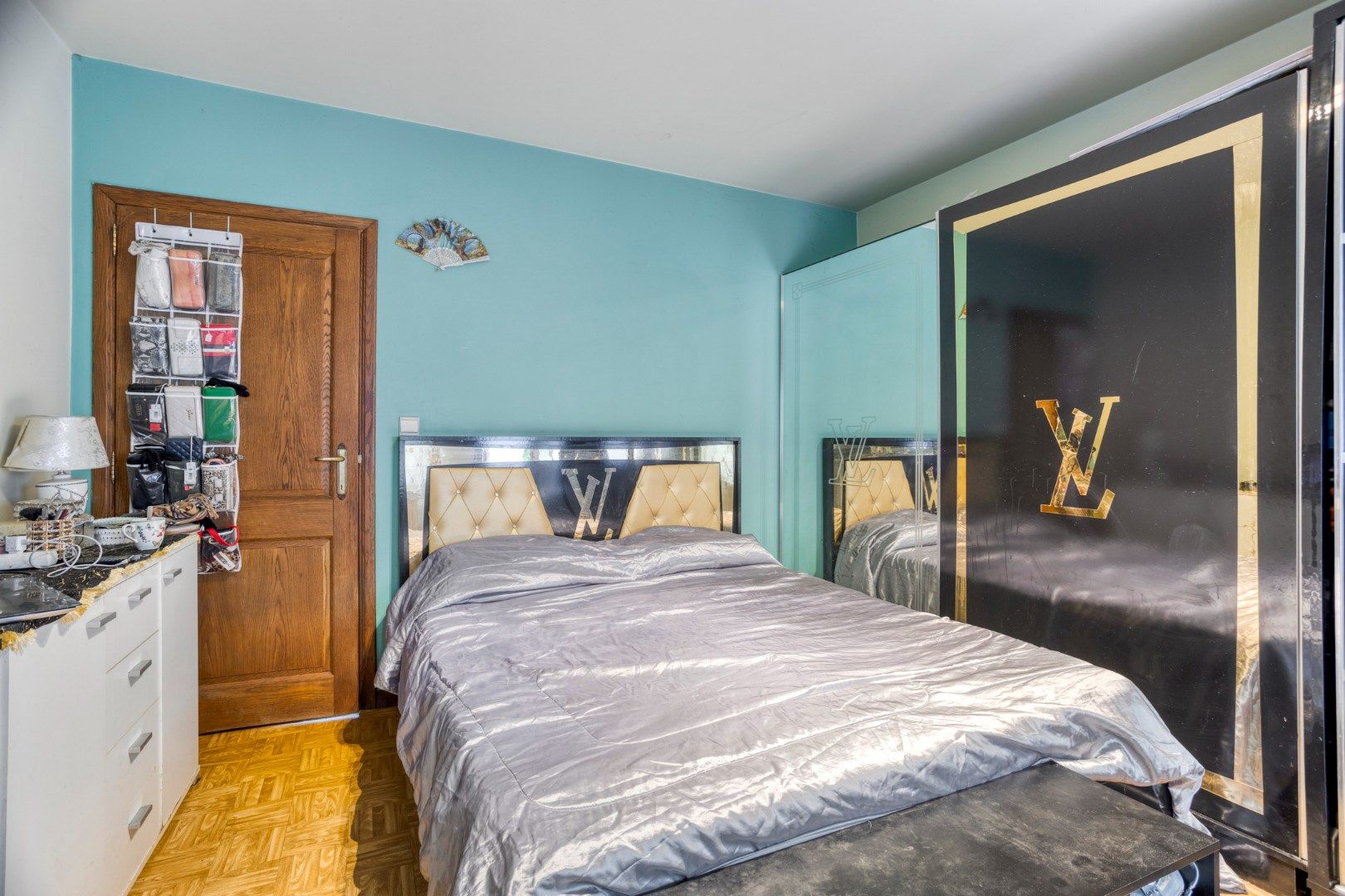 Gelijkvloerse woning met 2 slpks en inpandige garage op 824 m² !  foto 8