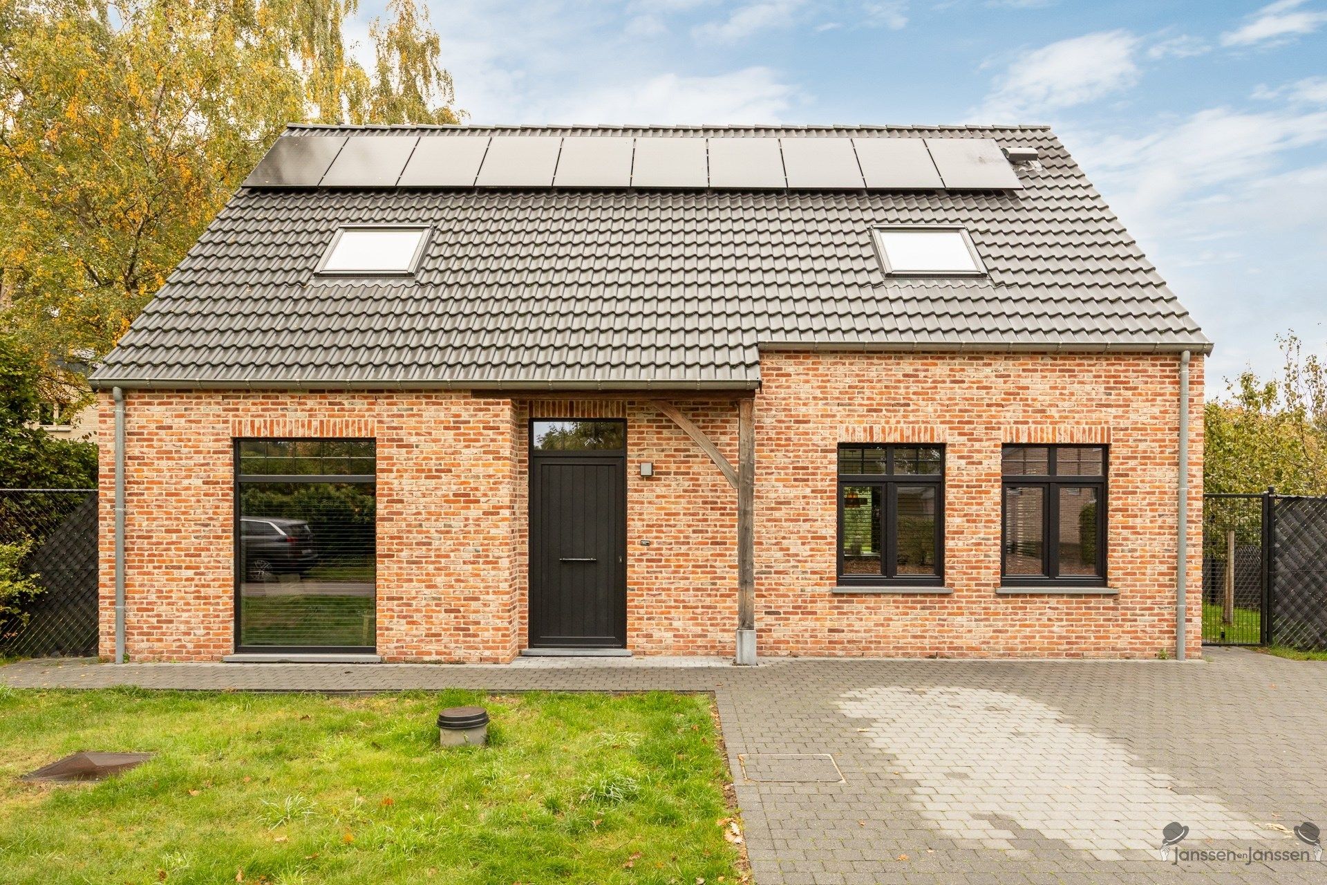 Moderne en energiezuinige gezinswoning op ruim perceel te Brecht foto {{pictureIndex}}