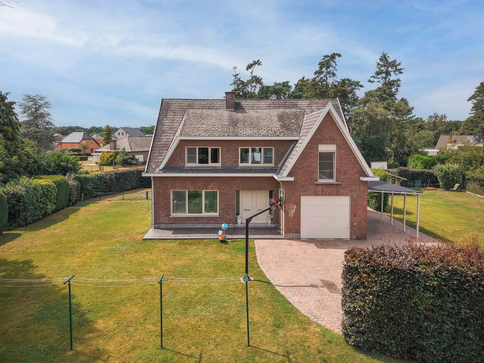 Prachtige villa omgeven door groen foto 2