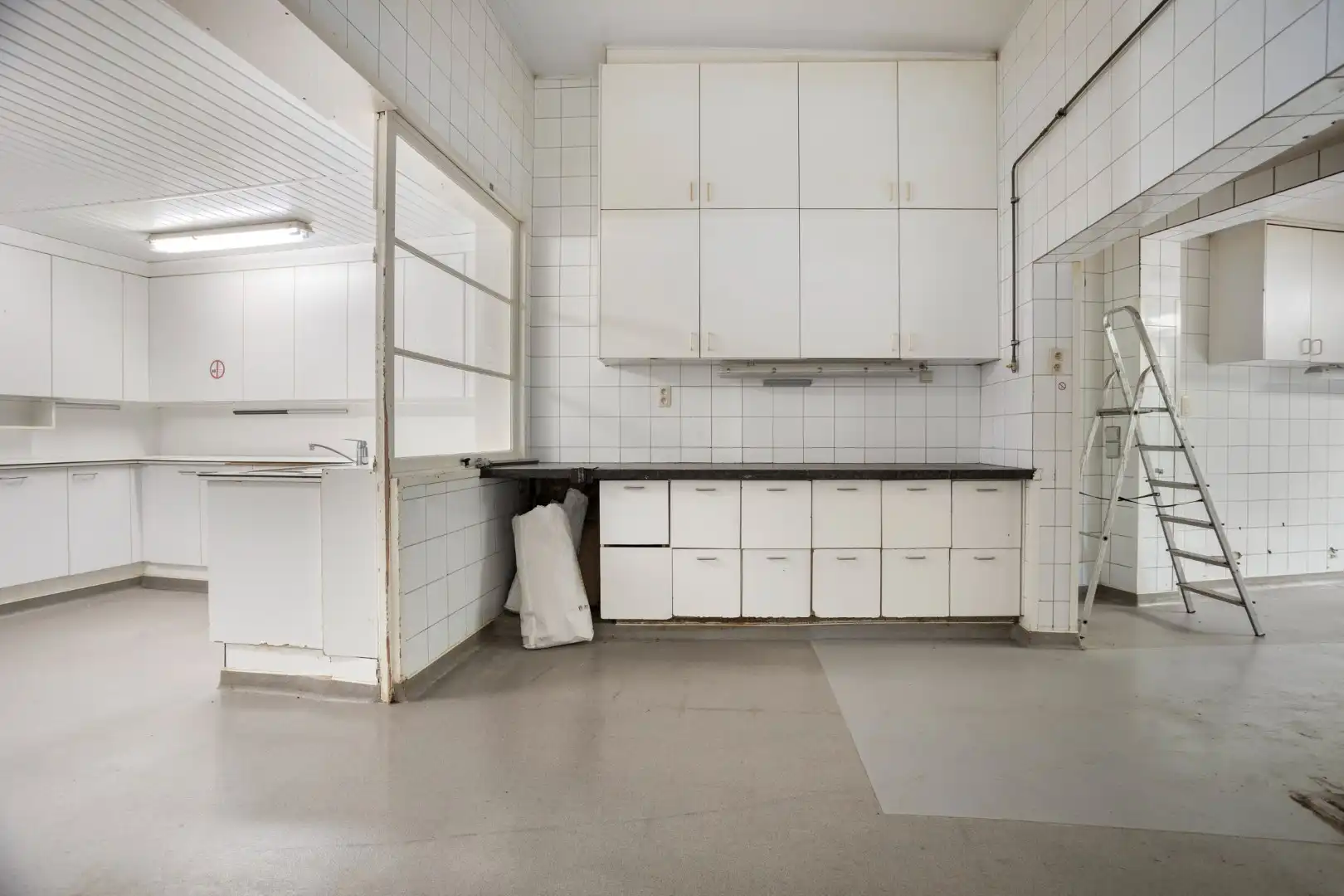 Karaktervol handelshuis met woonst op commerciële locatie in Mol-Gompel !  foto 9