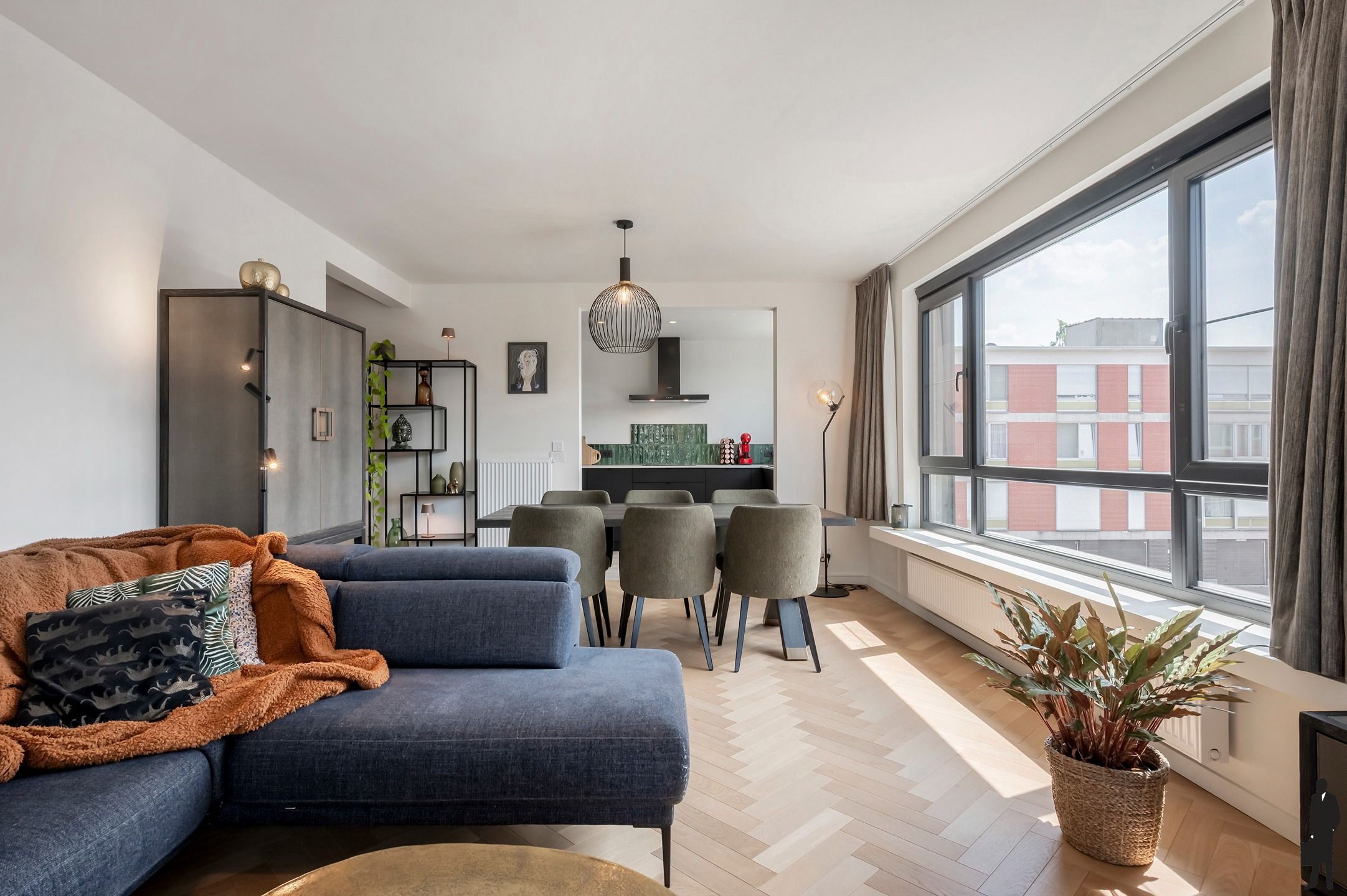 Energiezuinig, volledig gerenoveerd appartement met zonnig terras te Deurne-Zuid! foto {{pictureIndex}}