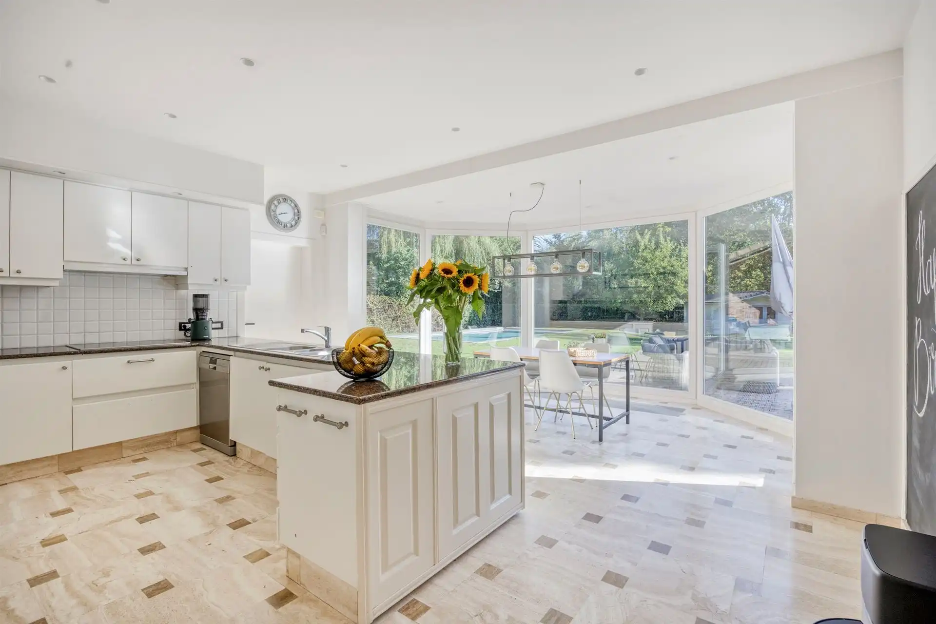 Prachtig gerenoveerde villa met 4 à 5 slpks en zwembad te Schilde foto 9