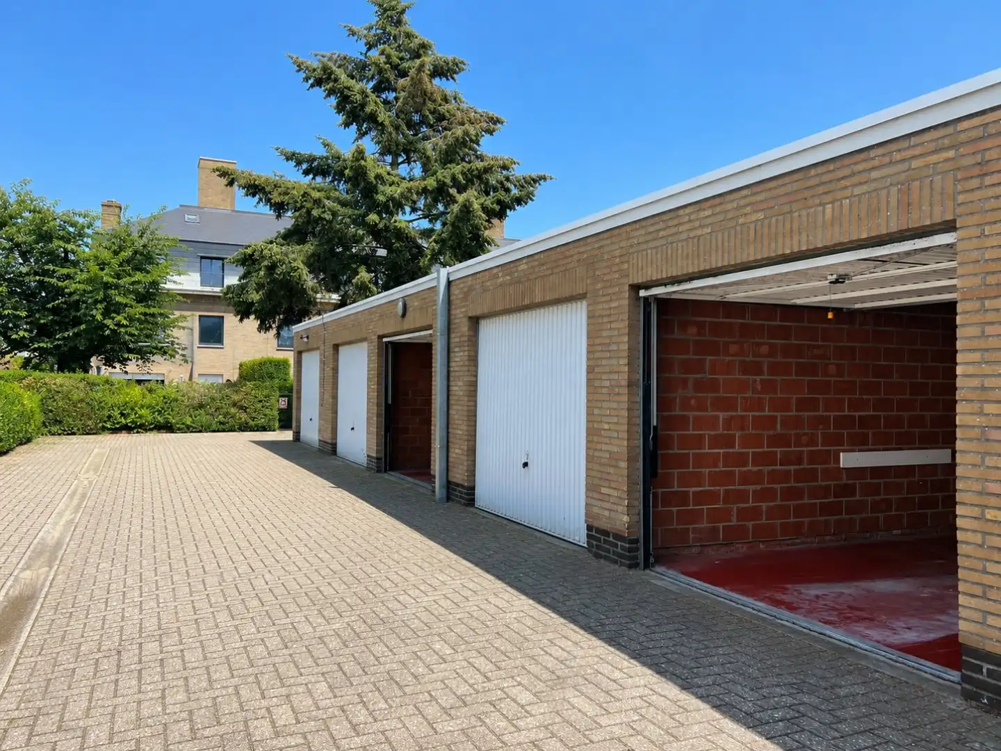 Veilig gelegen, afgesloten garagebox met elektriciteit foto 2