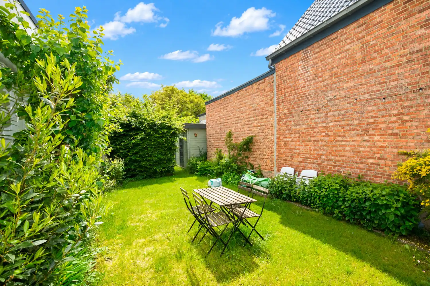 CHARMANTE WONING MET 2 SLK EN RIANTE TUIN! foto 2