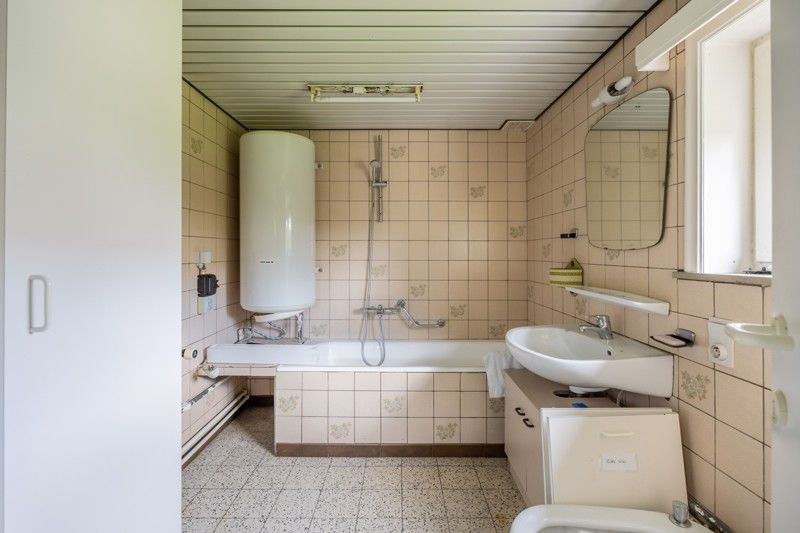 Woning, open bebouwing met naastliggende, grote loods op 18are foto 21