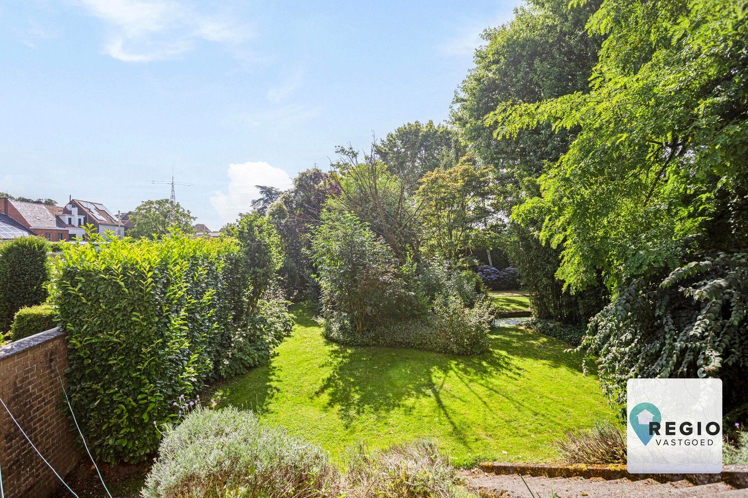 Centraal gelegen dokterswoning met volgroeide parktuin. foto 14