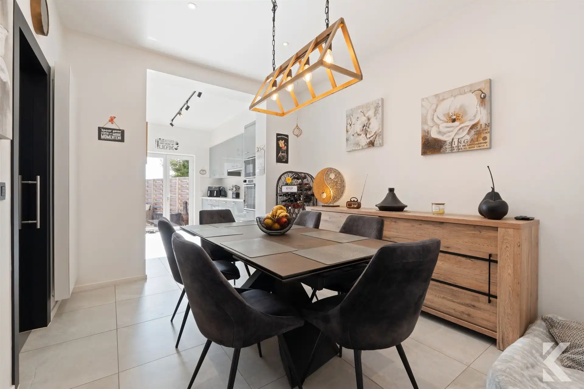 Gigantische, prachtig gerenoveerde woning met garage foto 5