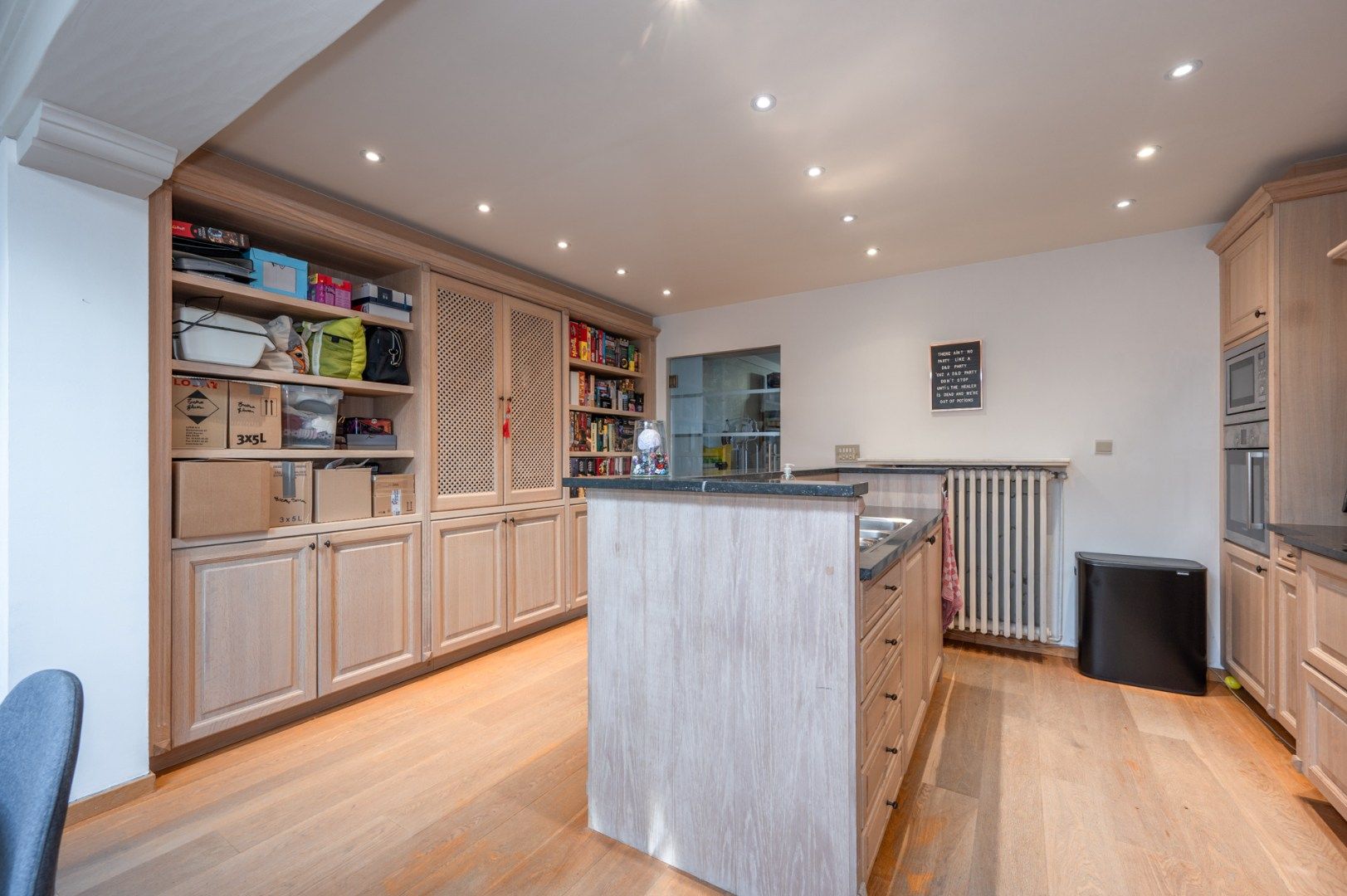 Gelijkvloerse woonst met grote tuin en garage te Sijsele. foto 7