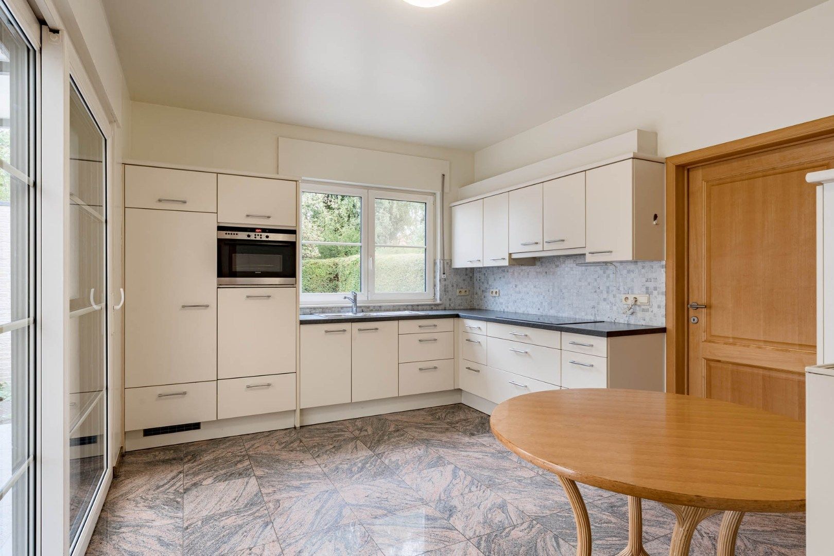 Stijlvolle, hoogwaardig afgewerkt en zeer ruime gezinswoning op een perceel van 8a65ca! foto 12