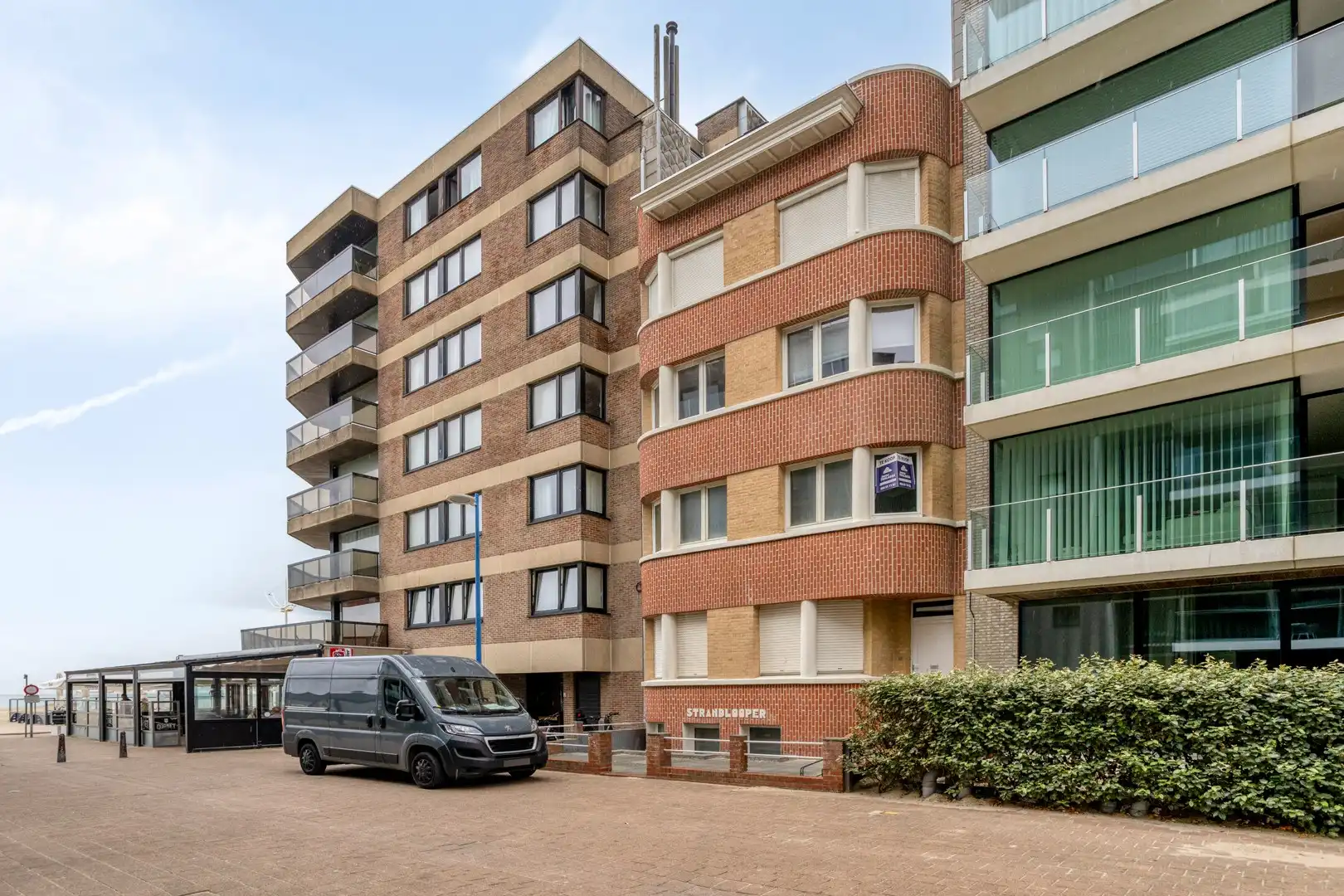 Gerenoveerd 1 slaapkamer appartement in een residentie in Art Deco-stijl met zijdelings zeezicht foto {{pictureIndex}}