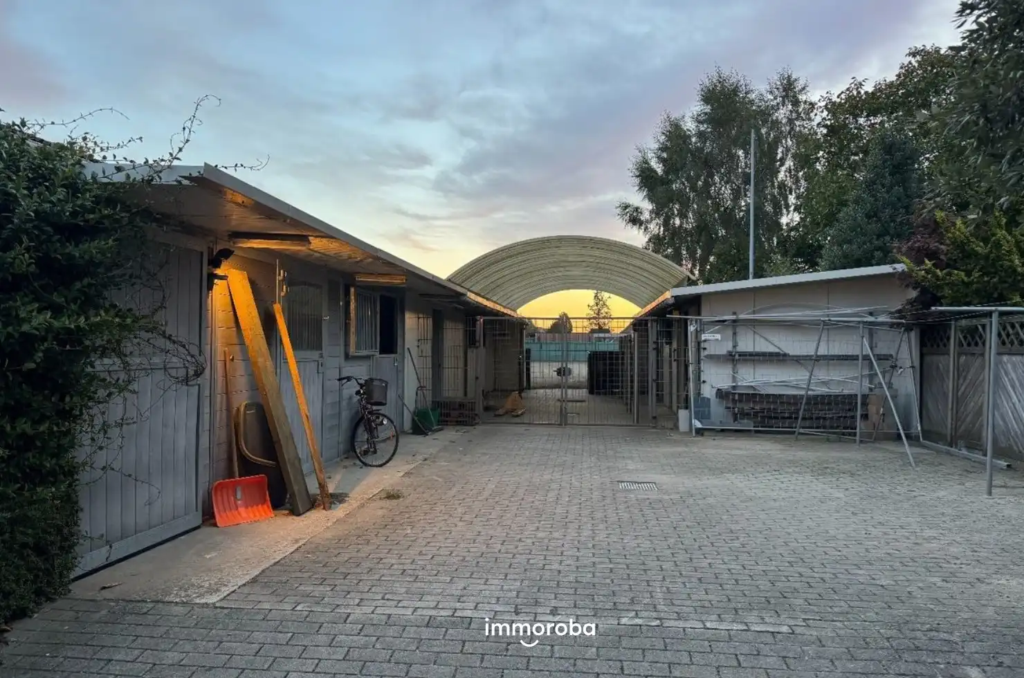 TE HUUR: 5 paardenboxen en uitloopweide (500m²) te Bavikhove foto {{pictureIndex}}