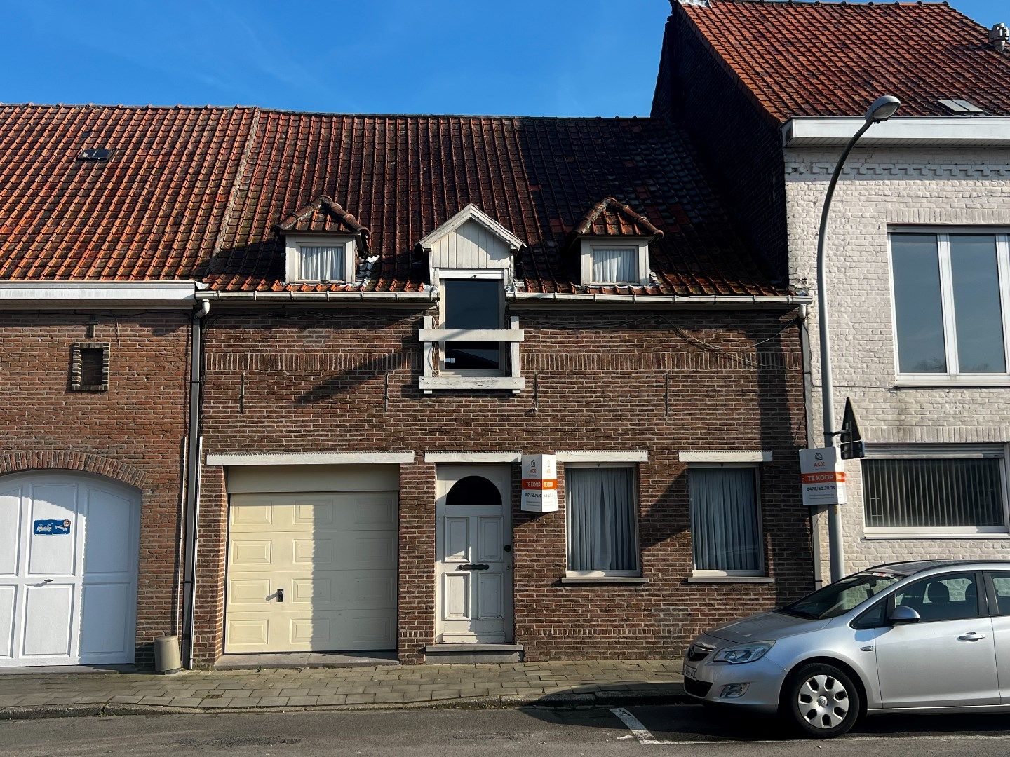 Hoofdfoto van de publicatie: Te renoveren rijwoning met garage en tuin gelegen te Heule.