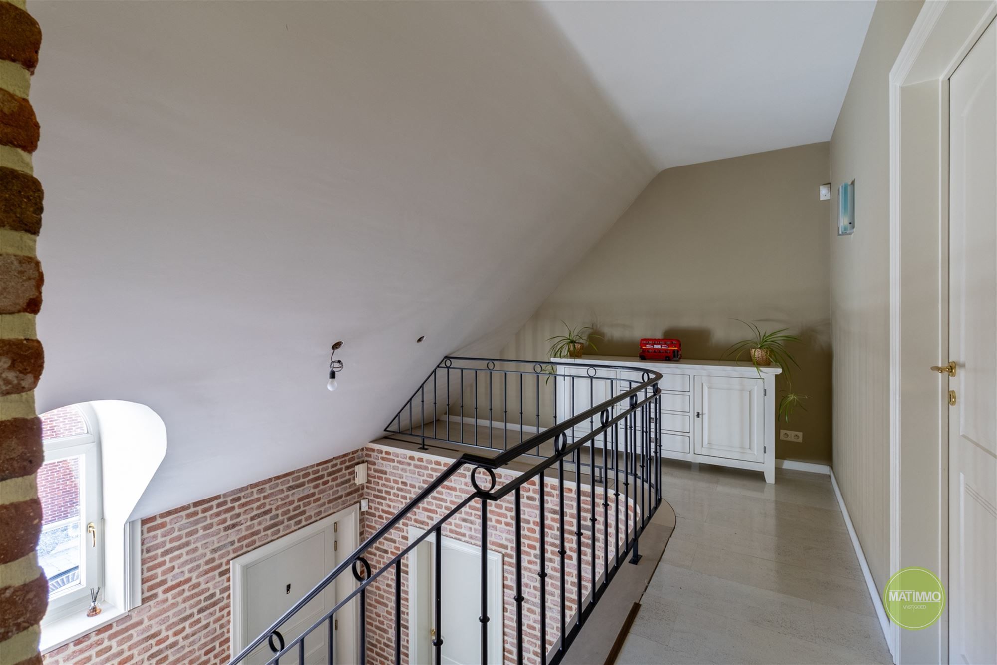 Instapklare gezinswoning met magazijn, zwembad en poolhouse  foto 16