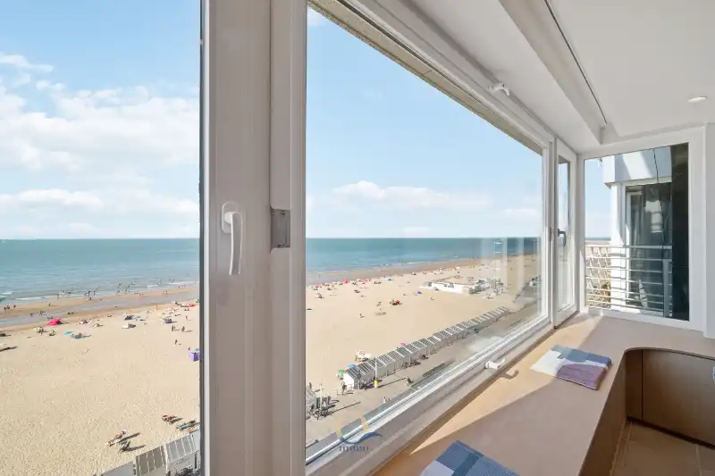 Smaakvol ingericht 2-slaapkamerappartement met adembenemend frontaal zeezicht foto 6