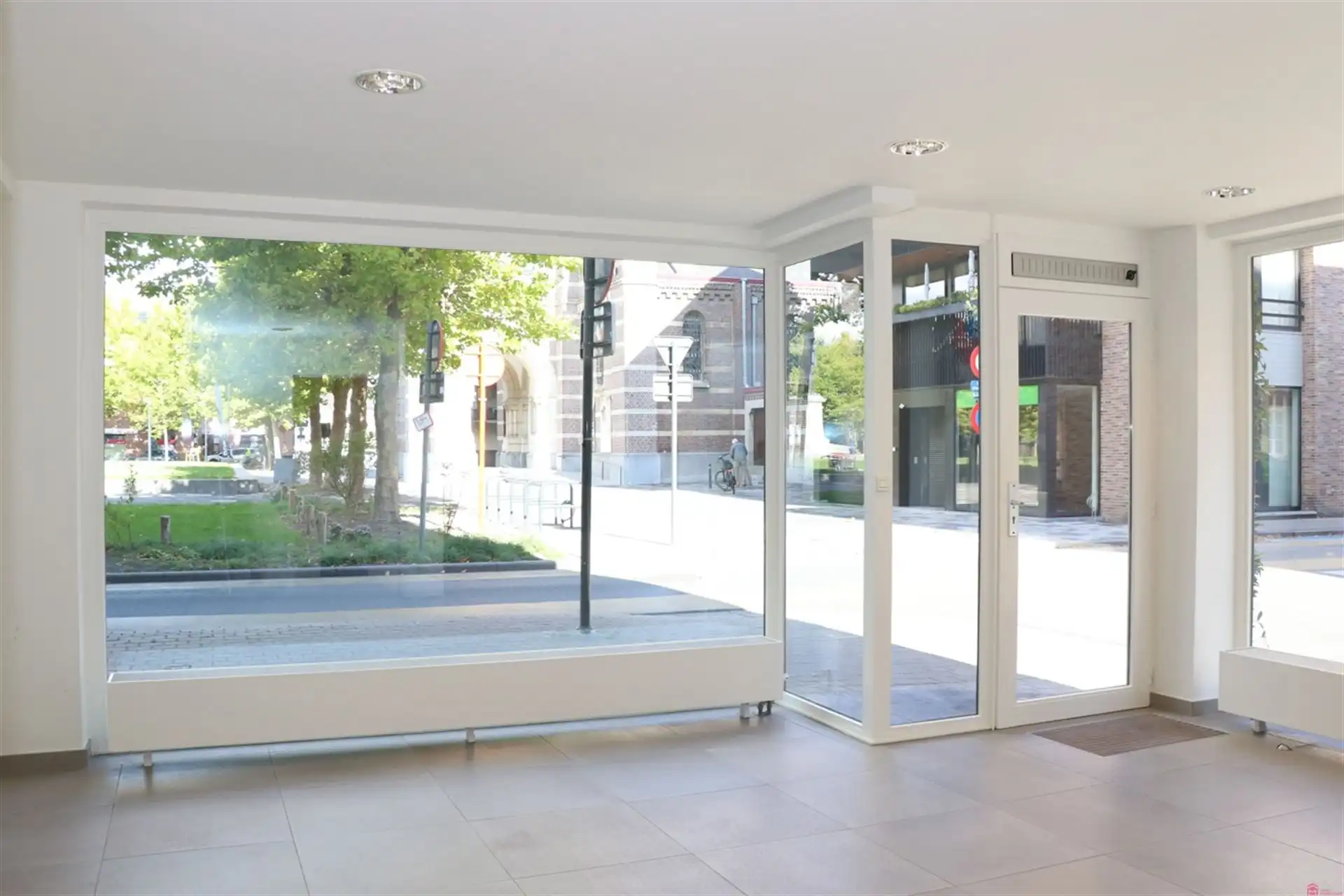 Uitstekend gelegen handelspand te huur foto 3