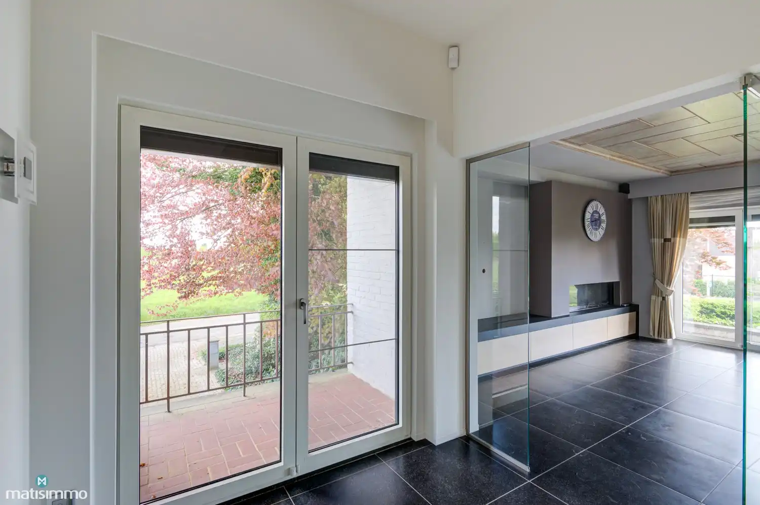 RUIME WONING MET 5 SLAAPKAMERS, INPANDIGE GARAGE EN WELLNESSRUIMTE OP EEN RUIM PERCEEL foto 3