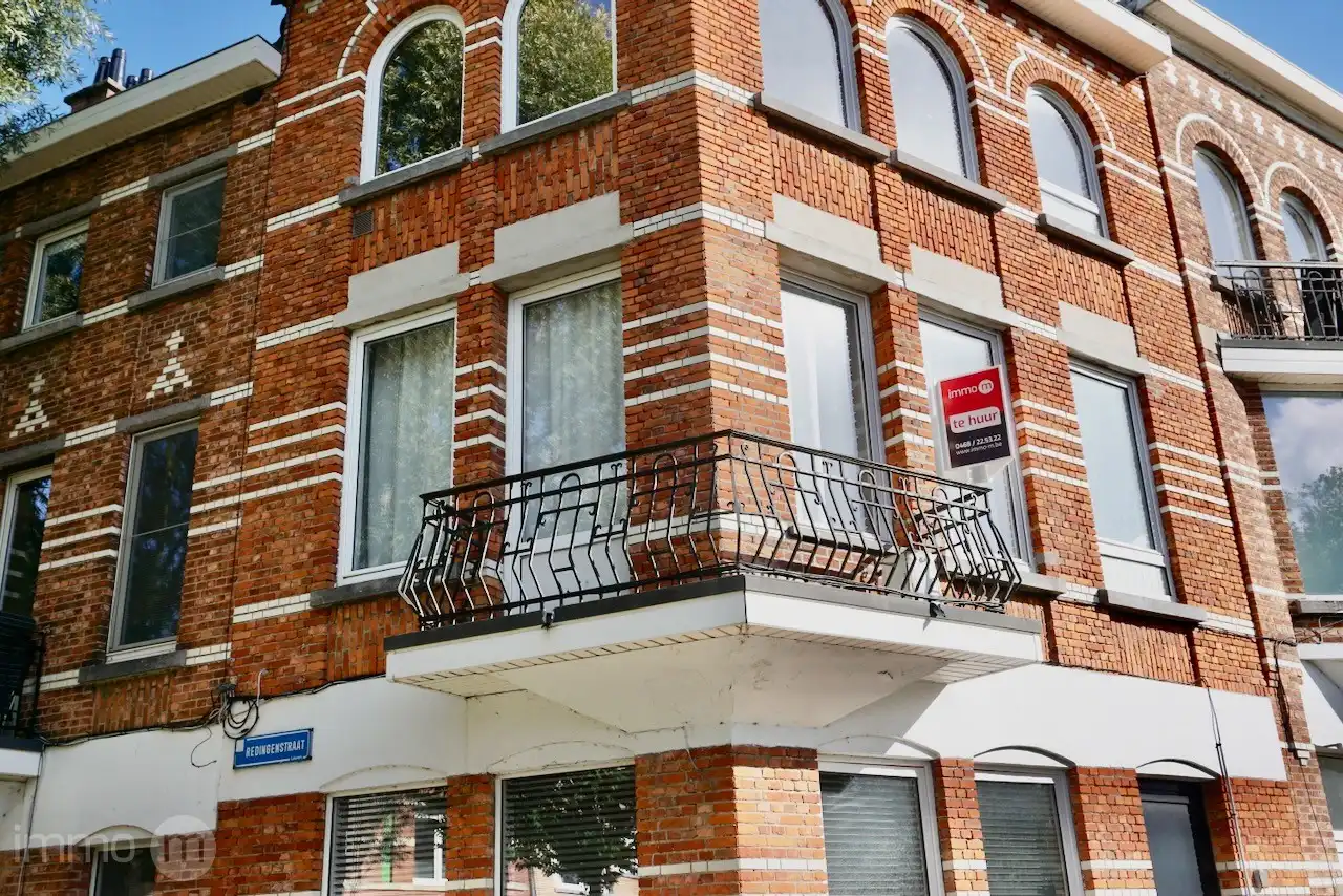 Gemeubelde studio 32m2 met aparte slaapkamer en open uitzicht – Tervuursevest Leuven foto 2
