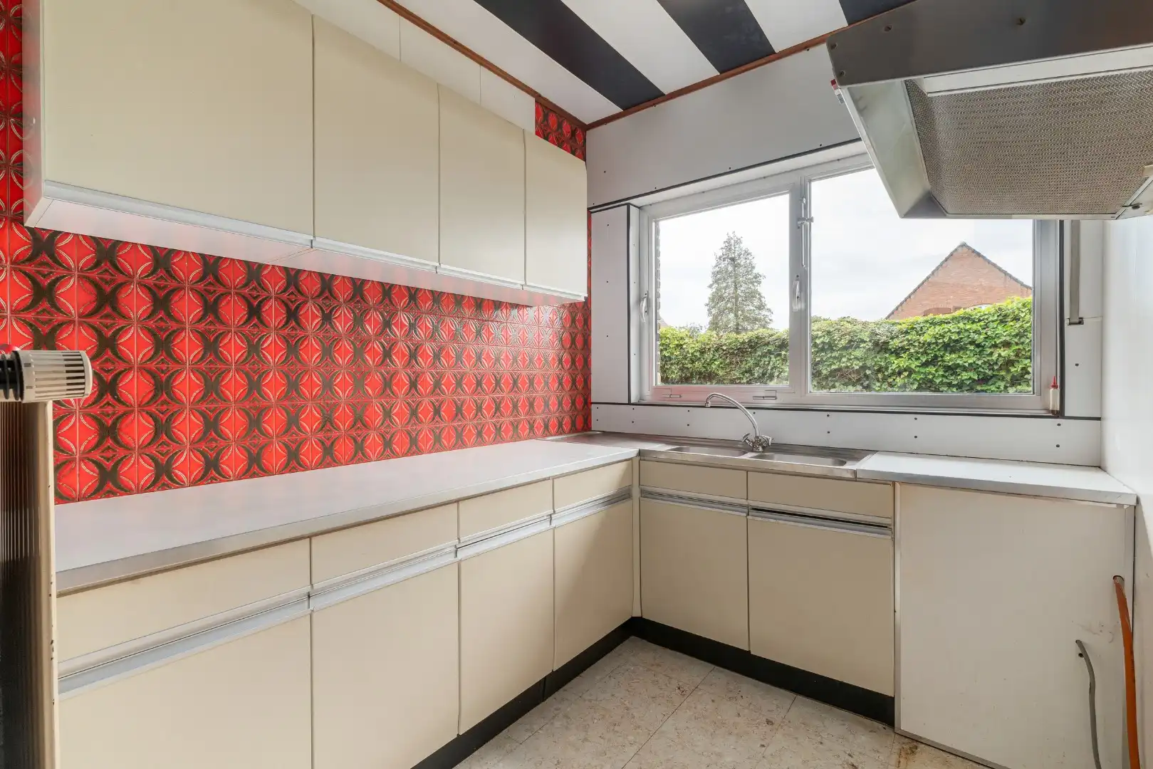 Ruime woning met 3 slaapkamers en garage op 443 m² in rustige woonwijk foto 7
