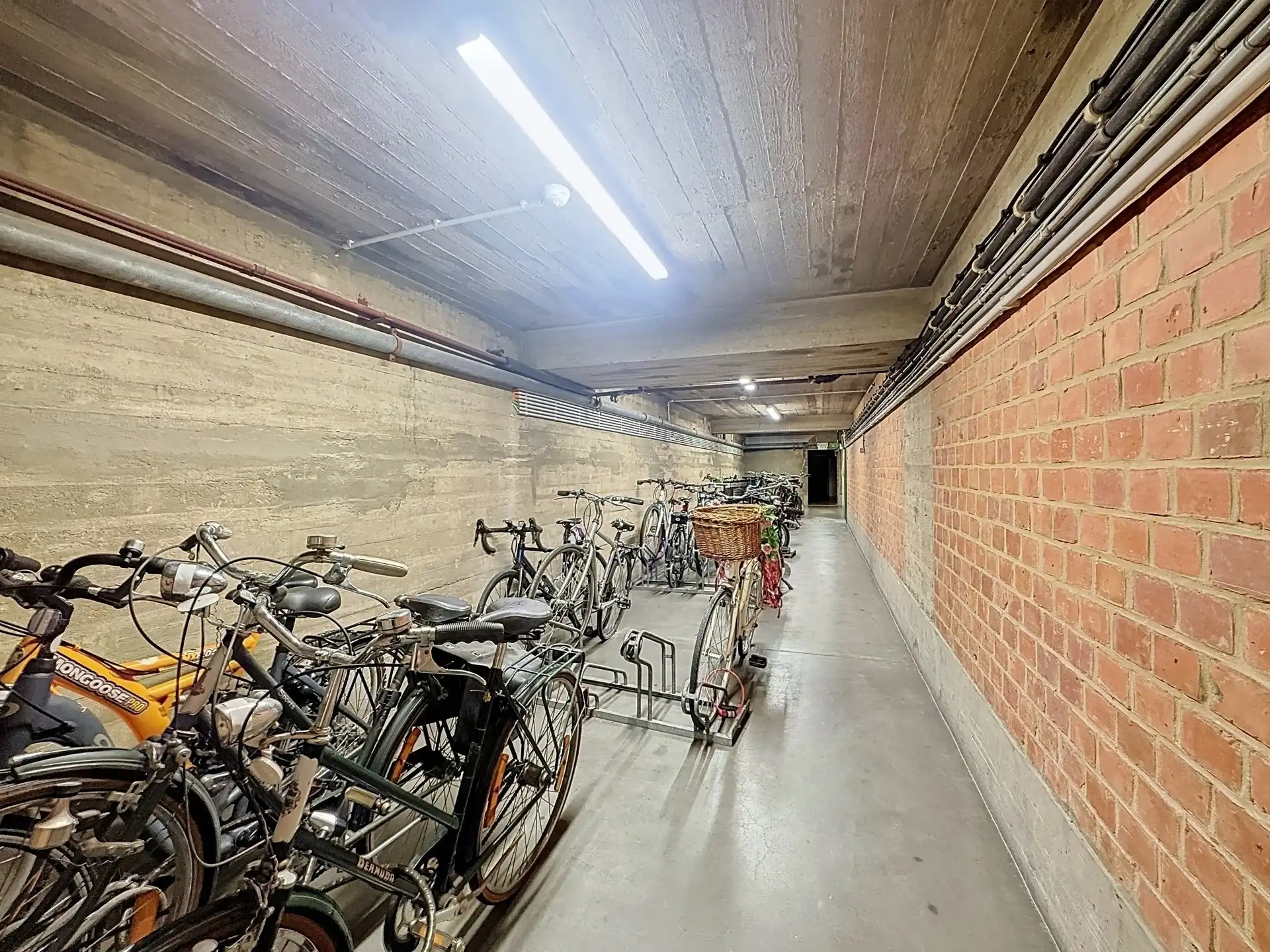Instapklaar appartement met 2 slaapkamers en garage op toplocatie in Linkeroever! foto 16
