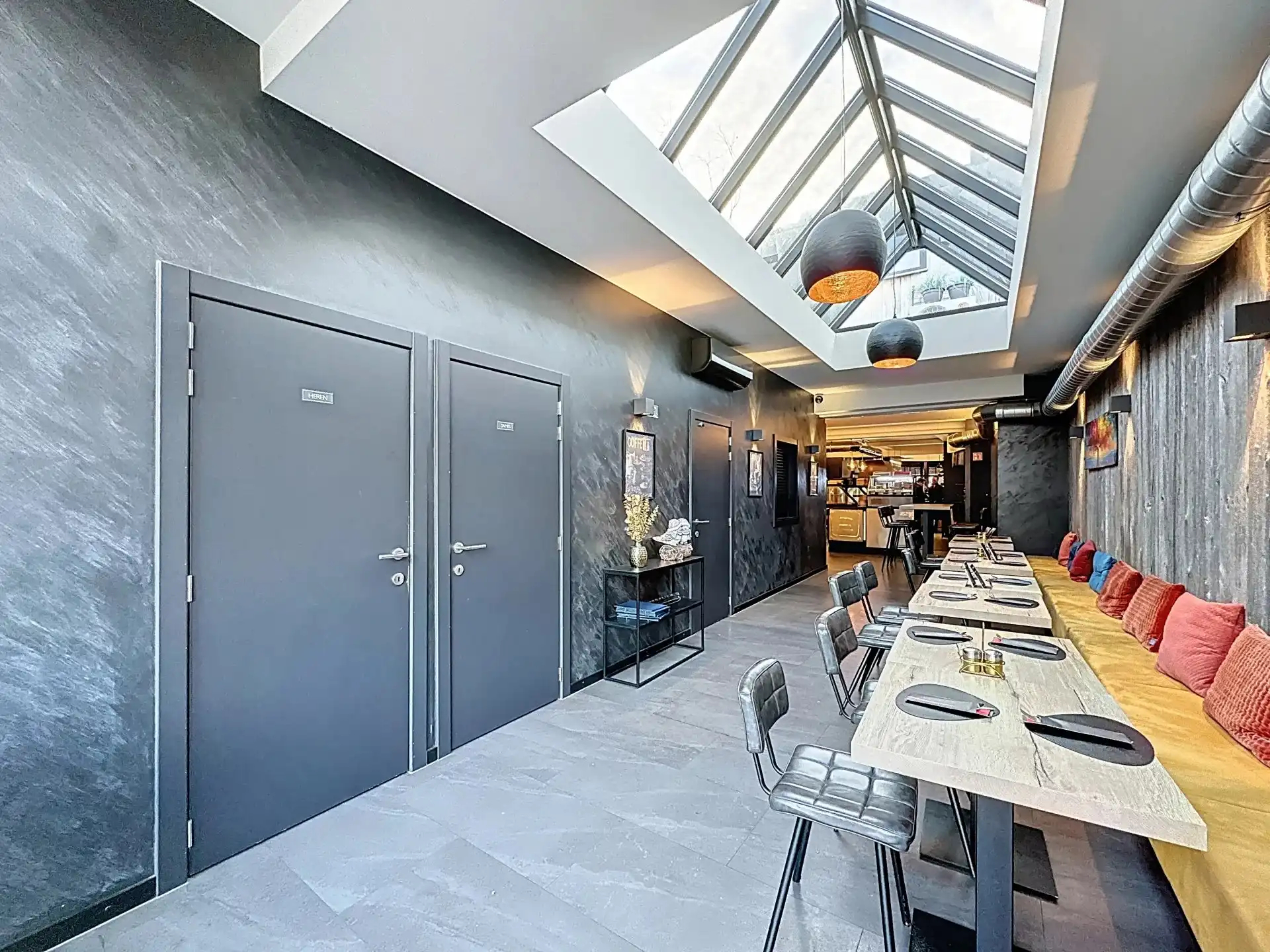 Zeer ruim handelspand met groot terras, buitenberging op toplocatie in Mol-centrum. foto 11