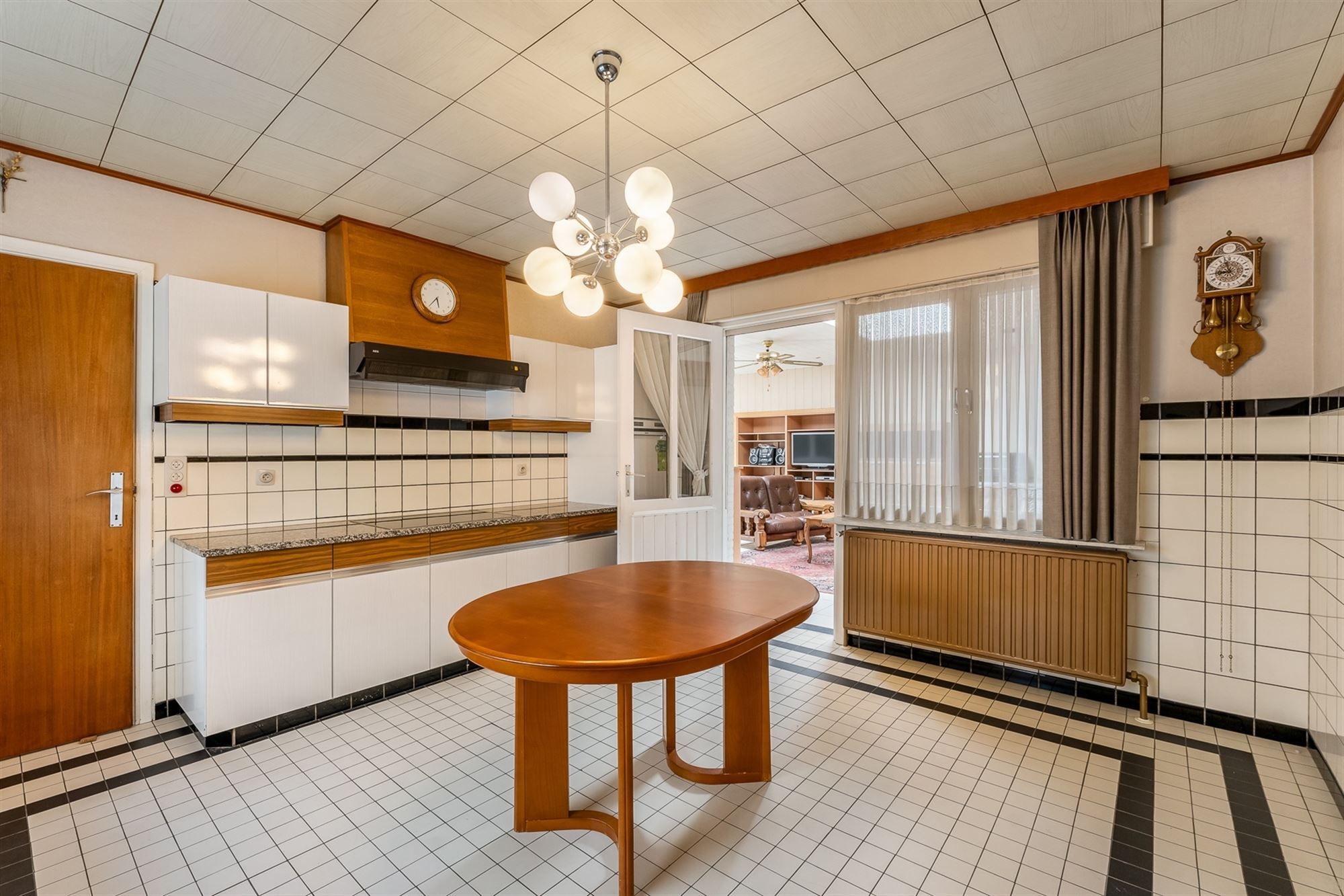 ZEER RUIME WONING (338M²) MET 5 SLAAPKAMERS OP EEN PERCEEL VAN 10ARE GELEGEN IN HET CENTRUM VAN OOSTHAM foto 13