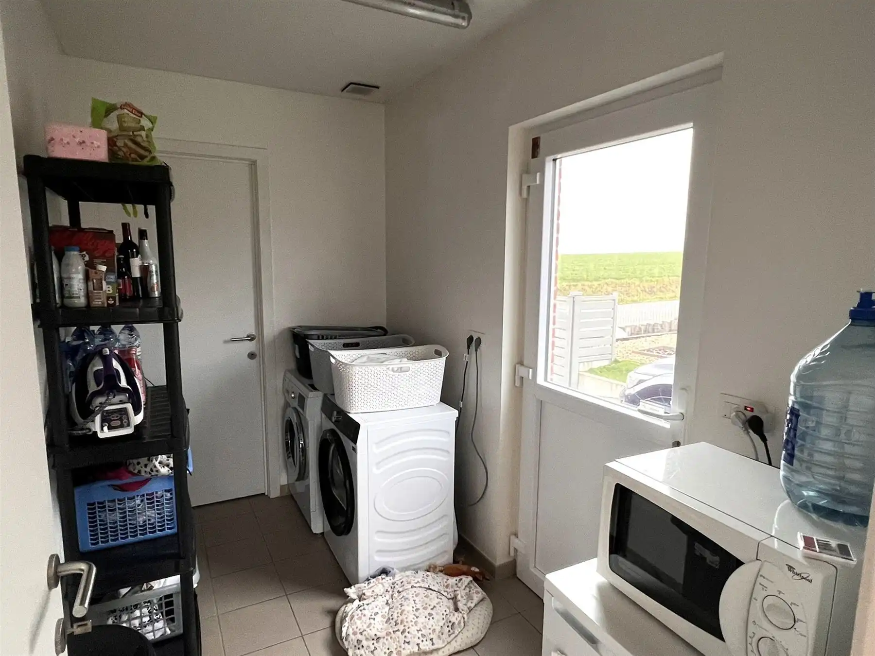 Moderne gelijkvloerse villa met tuin foto 10