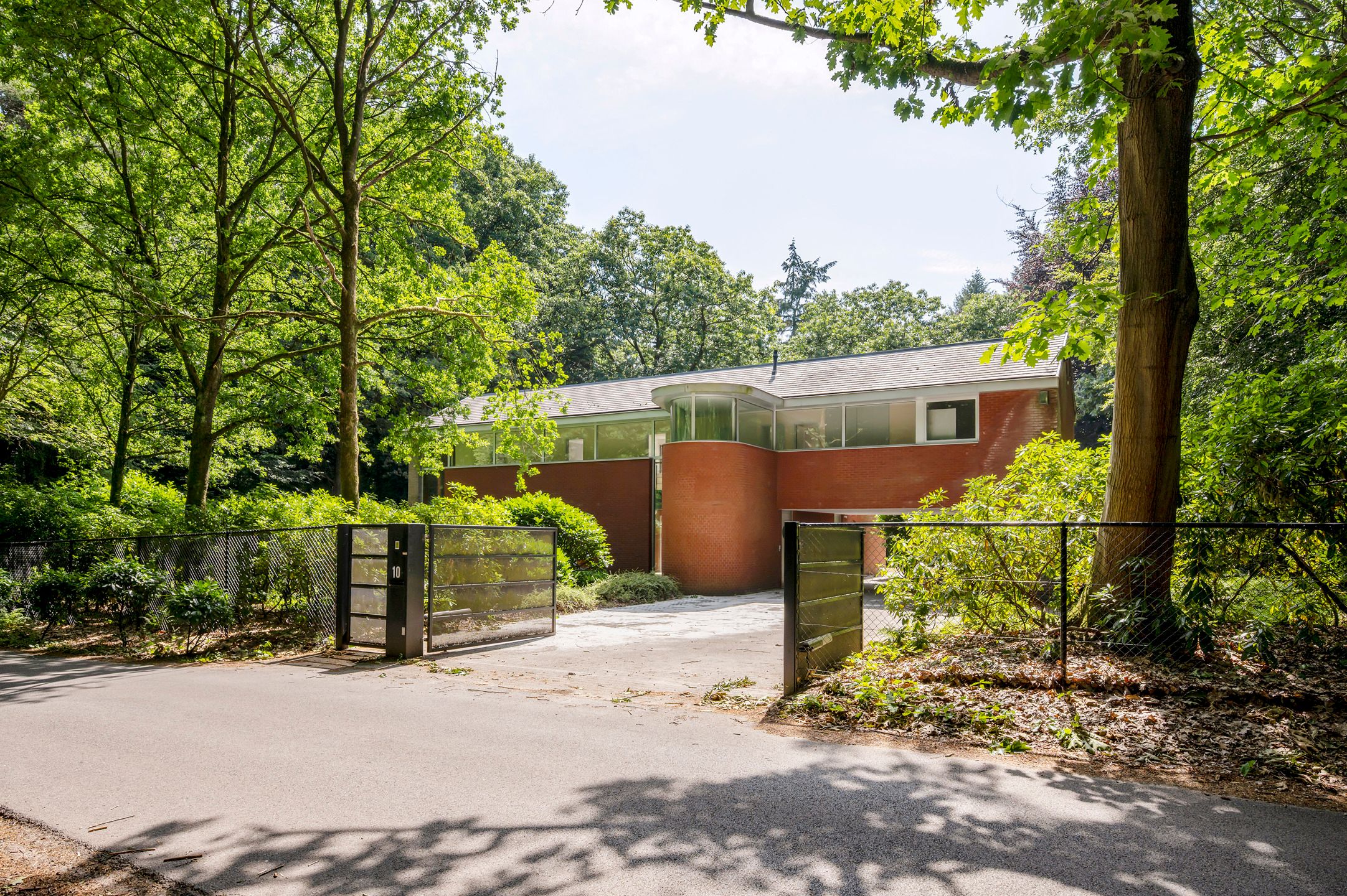 Moderne villa met zwembad! foto {{pictureIndex}}