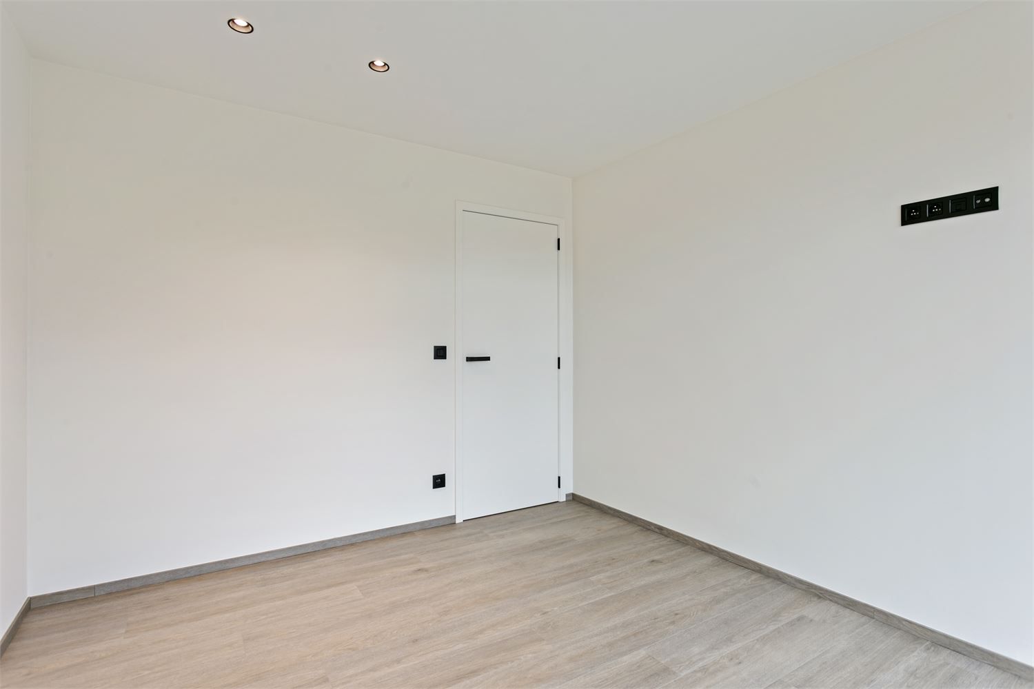 LUXUEUS APPARTEMENT MET 2 SLPKS TE DIEST! foto 16