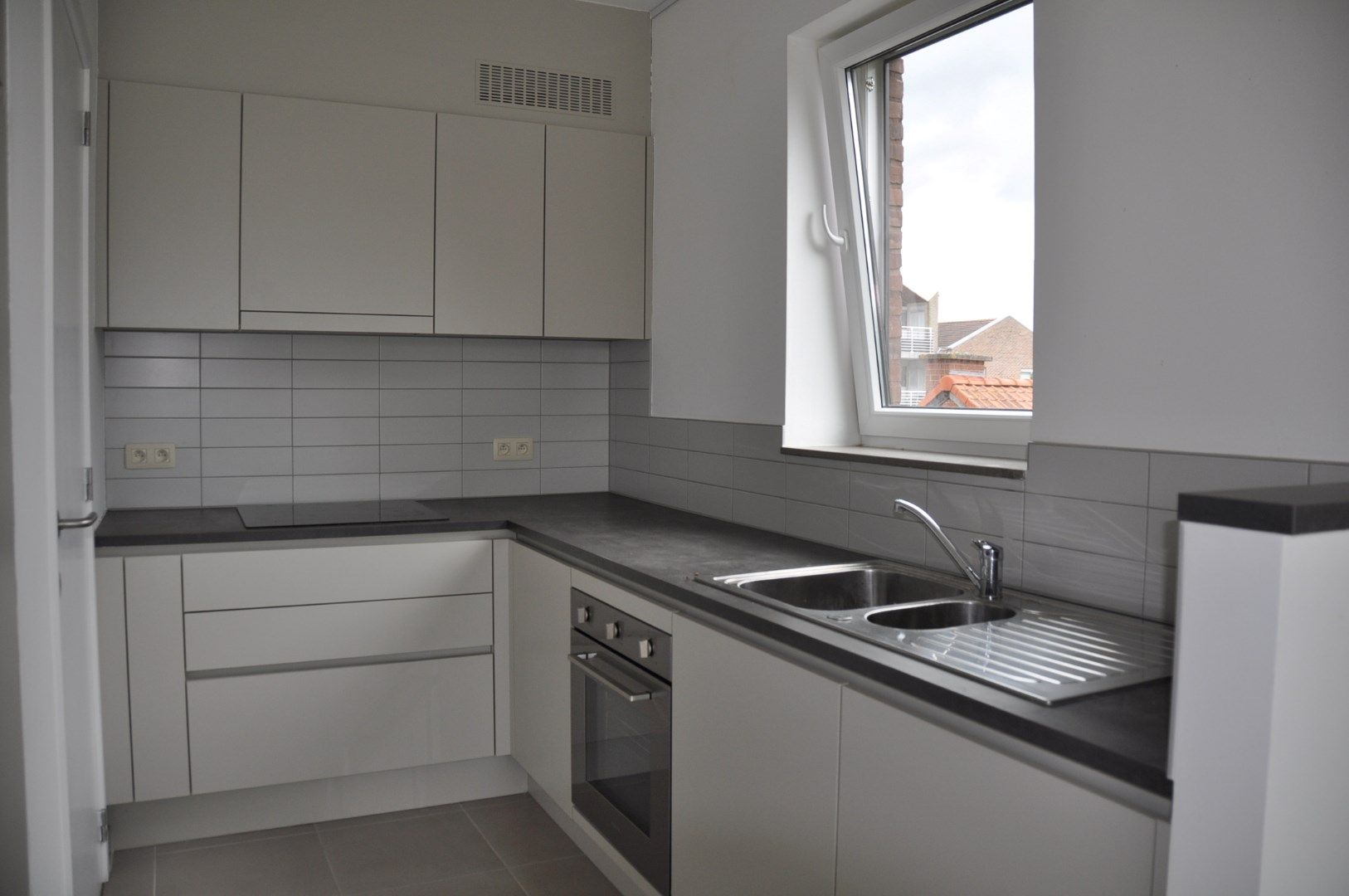 Instapklaar appartement met 2 slaapkamers, terras, staanplaats. foto 7