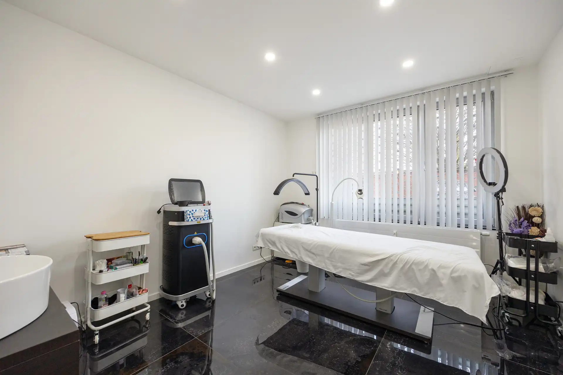 Volledig gerenoveerd beautysalon/kapsalon met 2 parkings foto 10