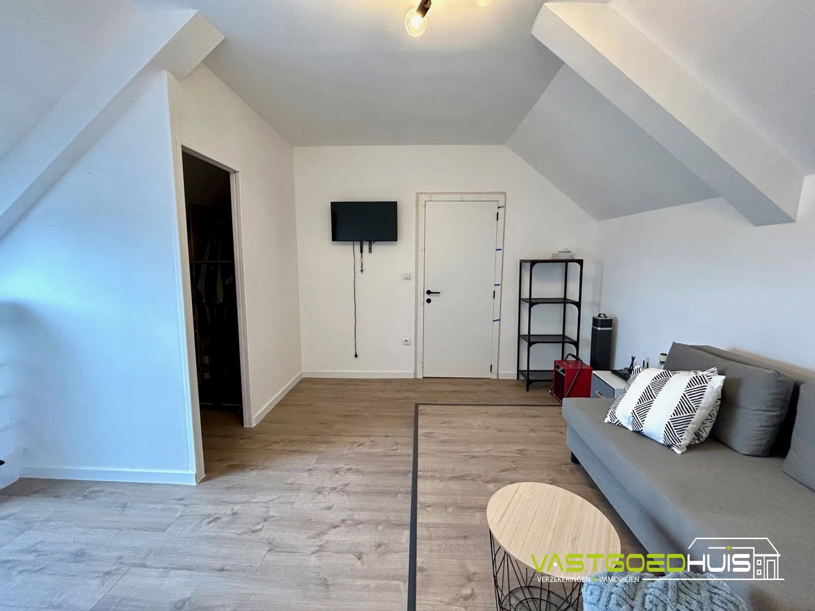 Hedendaagse gezinswoning met tuin en loods foto 20